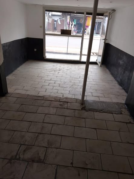 Boutique à louer à Anguissa