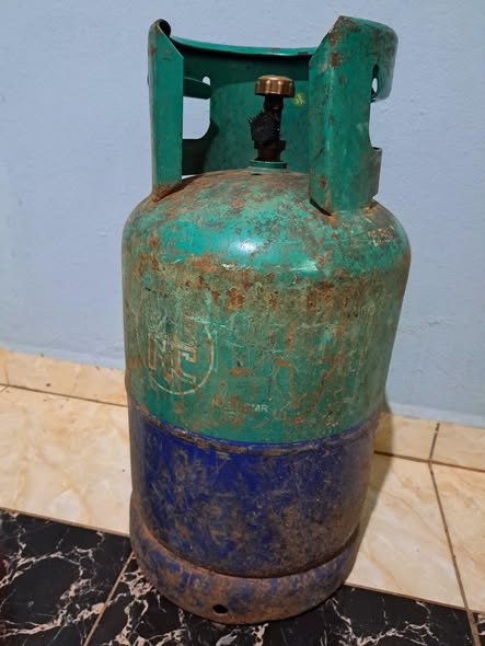 Bouteille charge scellé et plaque à gaz automatique neuf