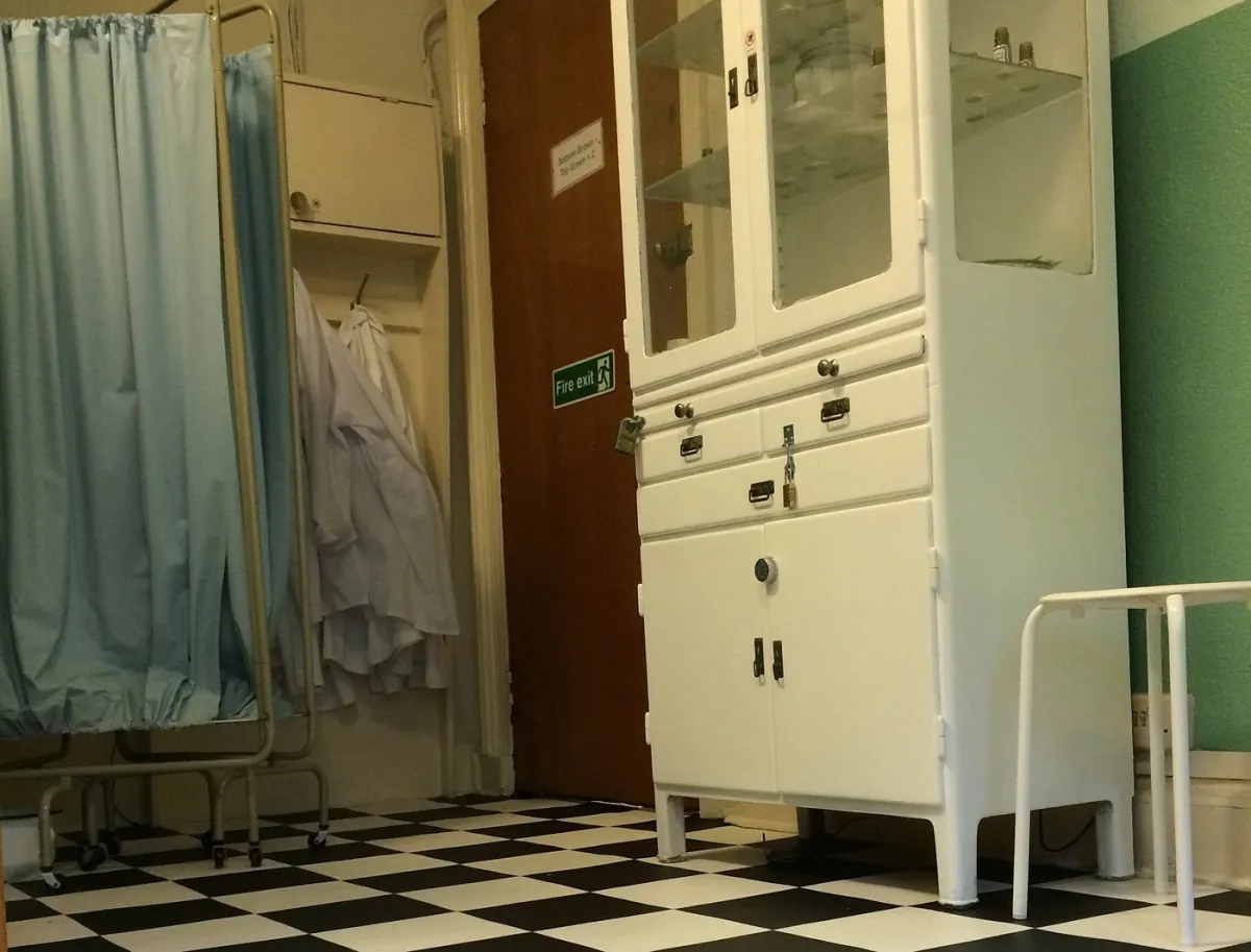 Medical room with cabinet and privacy curtain