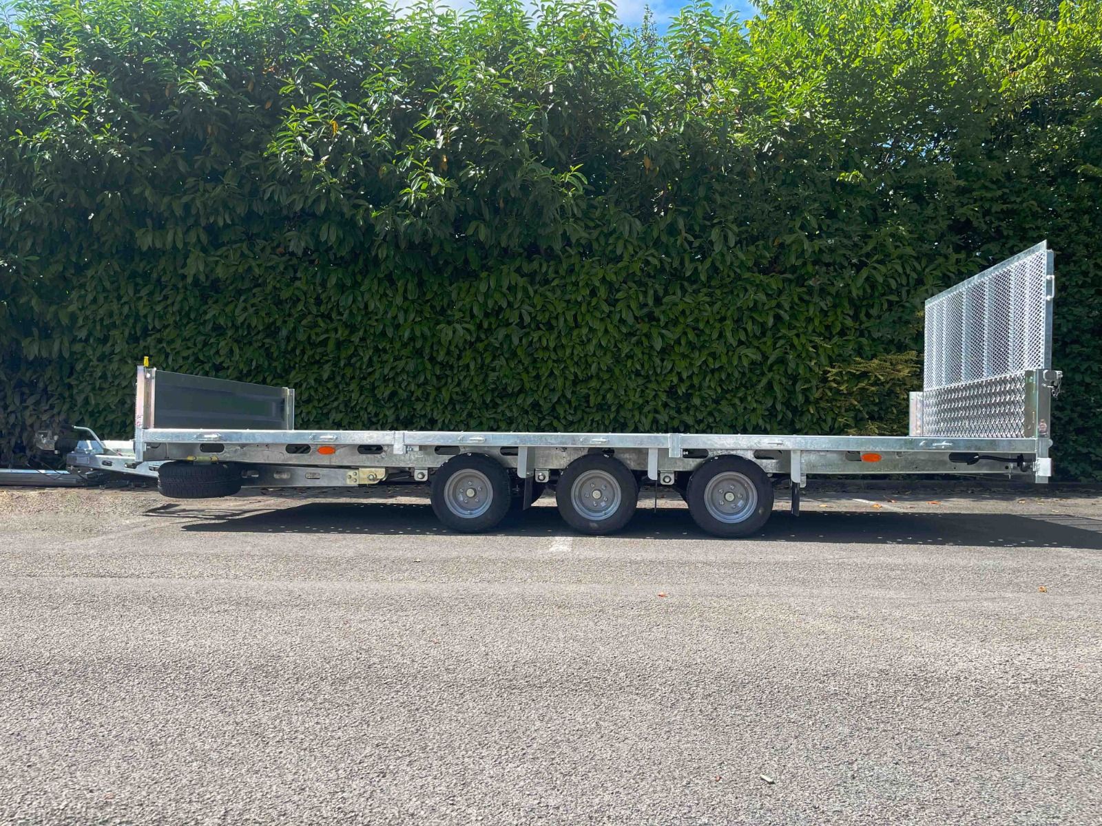 Indespension 16'2" x 6'6" Triple Axle U-Tilt Flatbed Trailer - Image 4