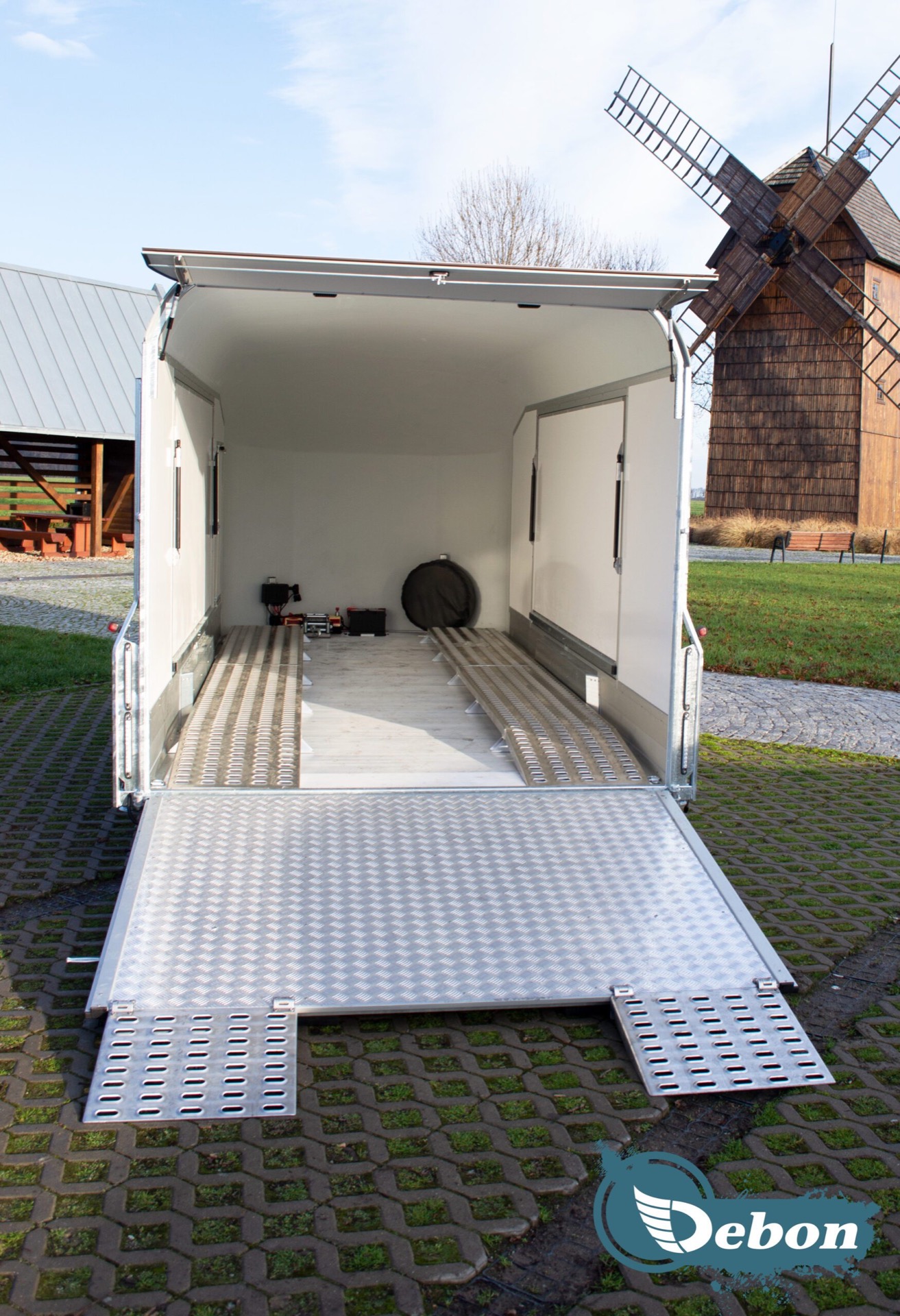 Debon C1000 Enclosed Car Transporter