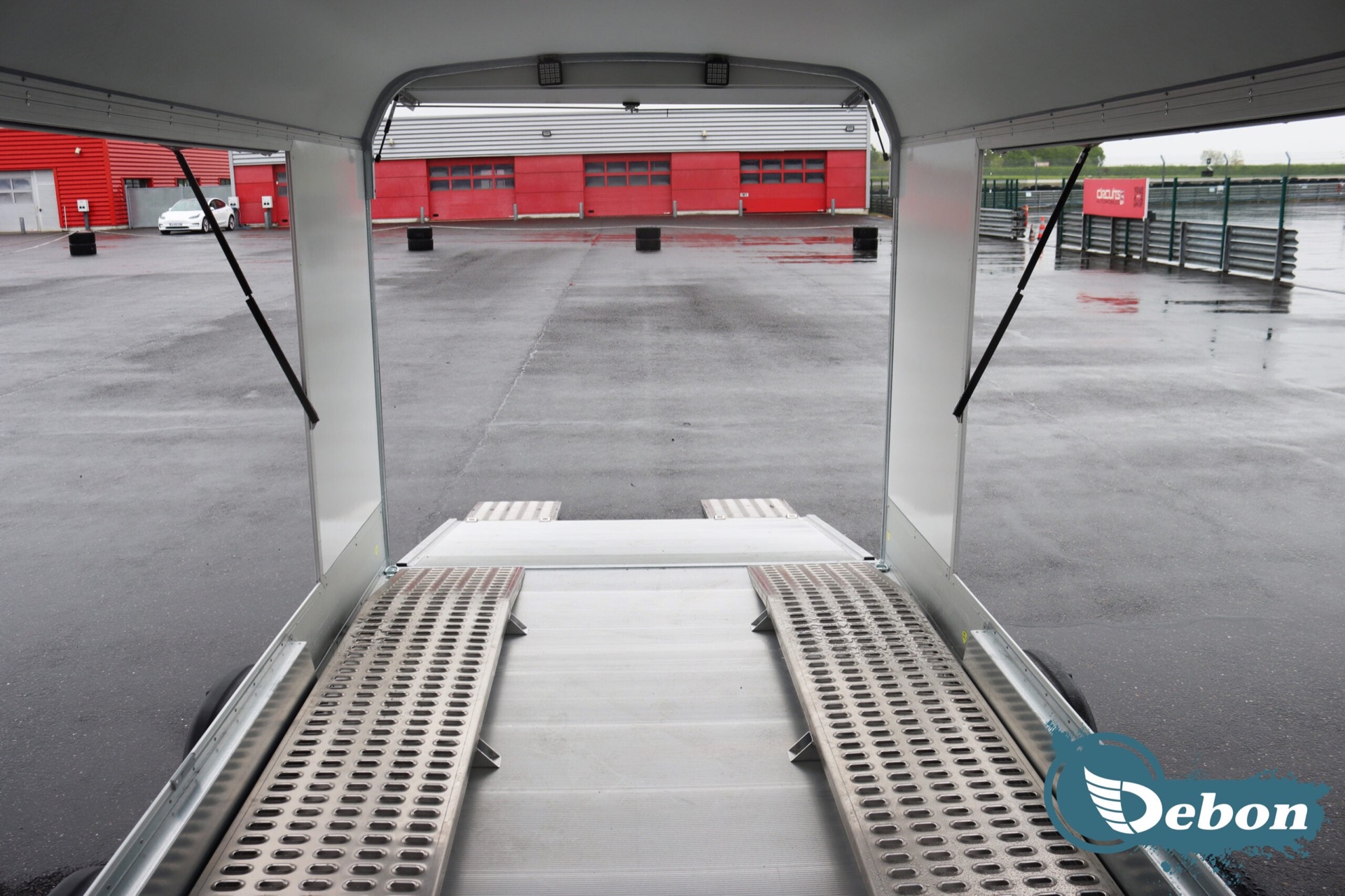 Debon C1000 Enclosed Car Transporter