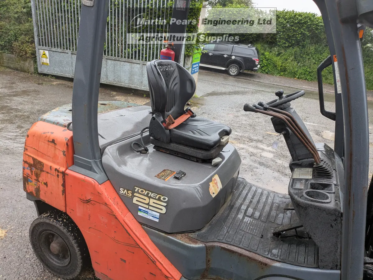Toyota Tonero 25 Diesel Forklift