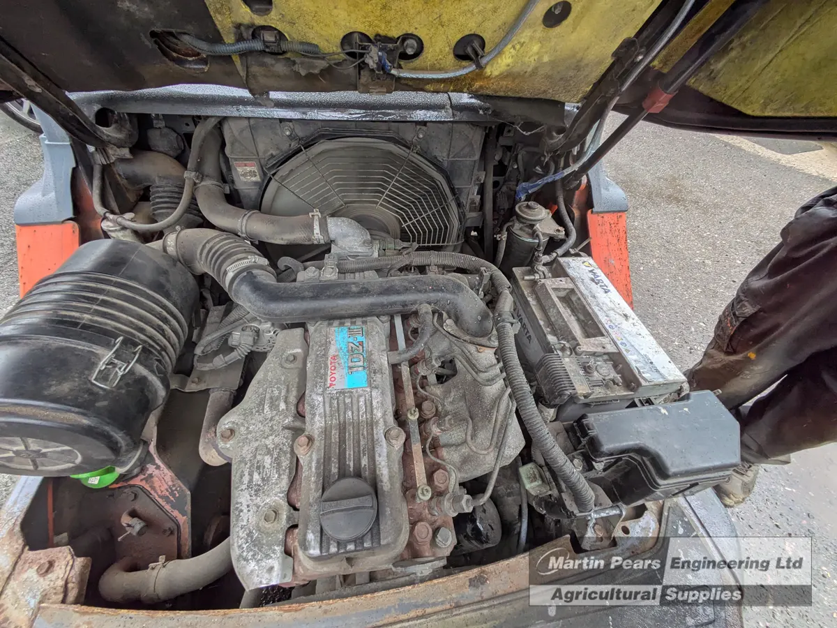 Toyota 1DZ-iii Diesel engine in a Tonero 25 Forklift