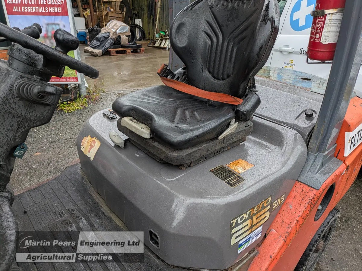 Toyota Tonero 25 Diesel Forklift