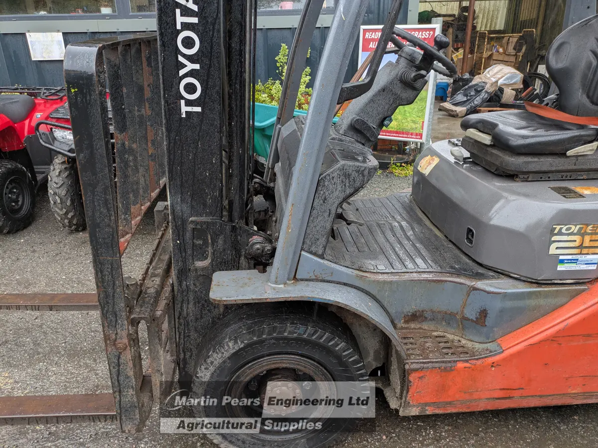Toyota Tonero 25 Diesel Forklift
