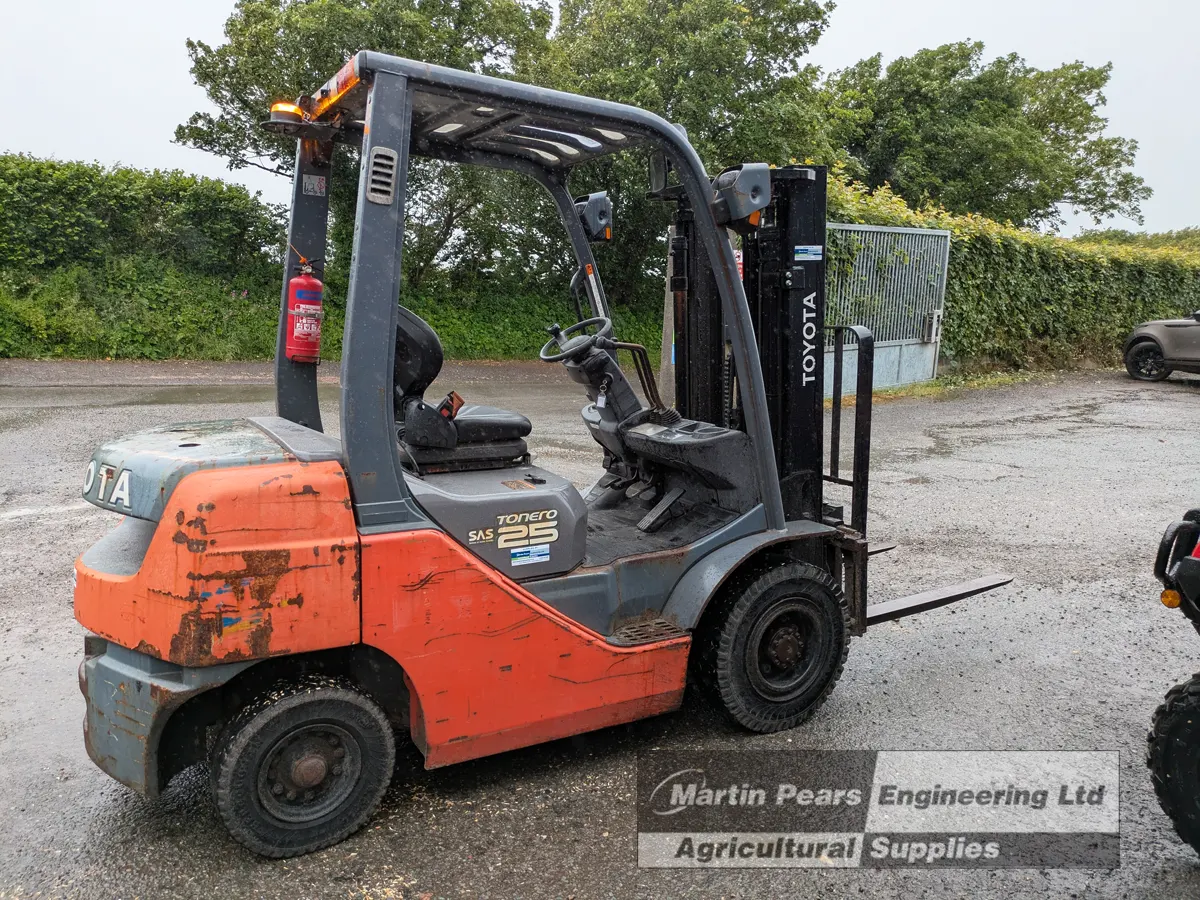 Toyota Tonero 25 Diesel Forklift