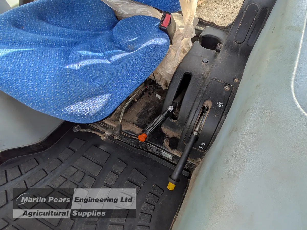 New Holland T4.65 S levers