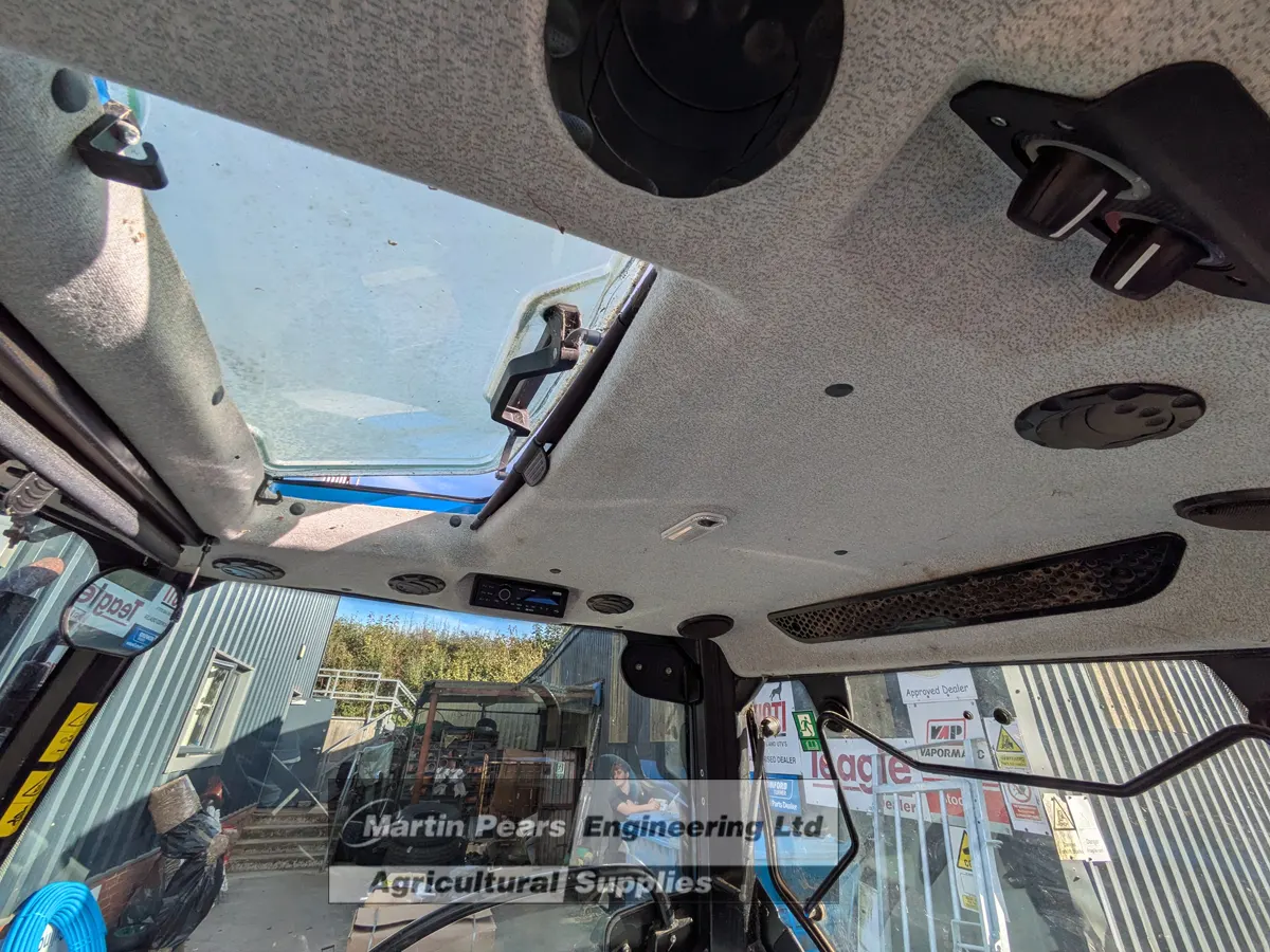 New Holland T4.65 S escape hatch