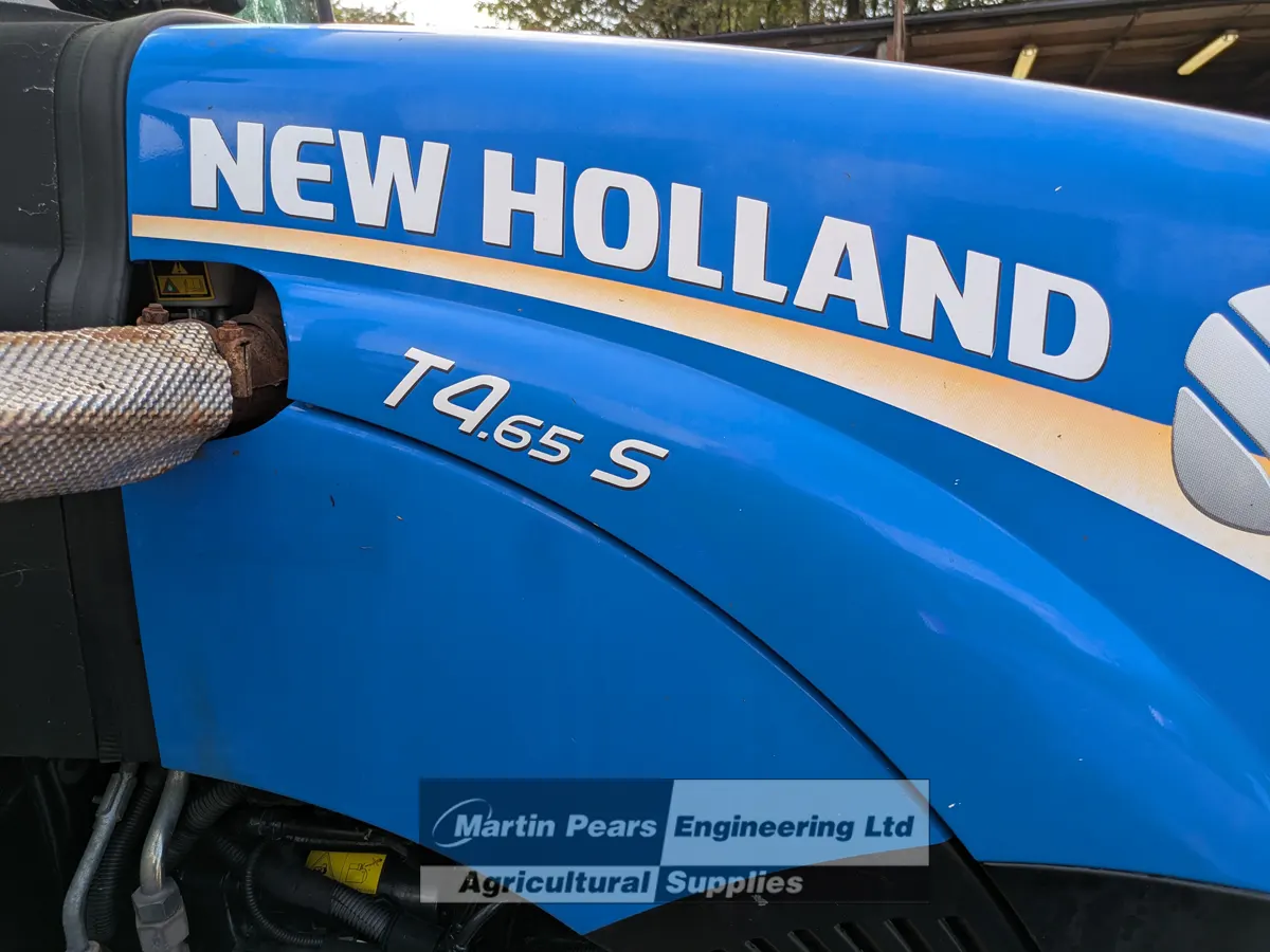 New Holland T4.65 S Decals on bonnet