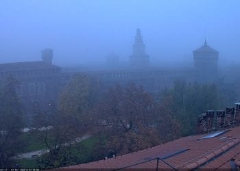 Milano Castello Sforzesco avvolto da una fredda nebbia.