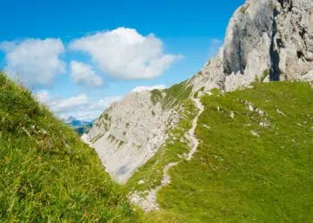 dreamstime m 44335613 350x250 - Viaggio al lago di Como. Un incrocio tra natura e storia antica