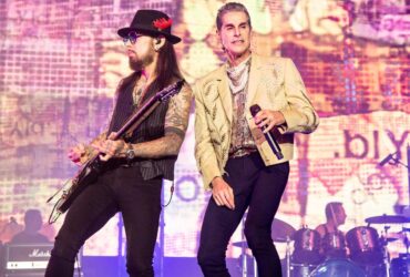 Jane’s Addiction: Perry Farrell punches Dave Navarro on stage