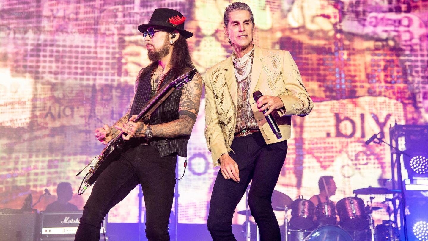 Jane’s Addiction: Perry Farrell punches Dave Navarro on stage