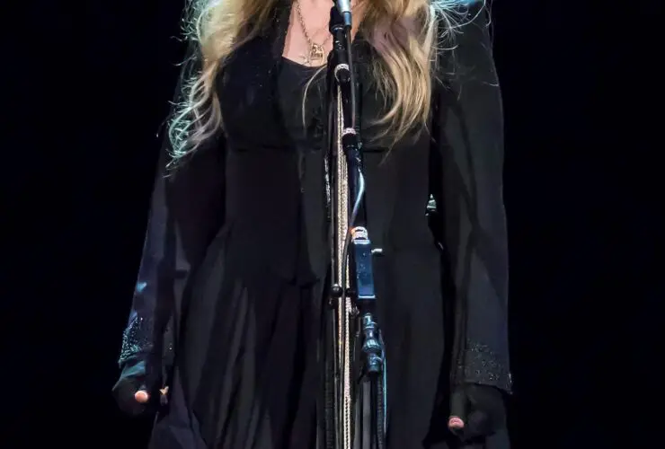 Stevie Nicks returns to ‘SNL’ after 40 years, sings for women’s rights