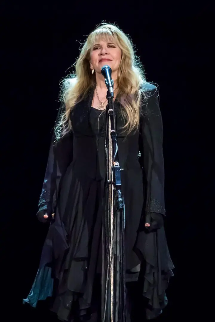 Stevie Nicks returns to ‘SNL’ after 40 years, sings for women’s rights