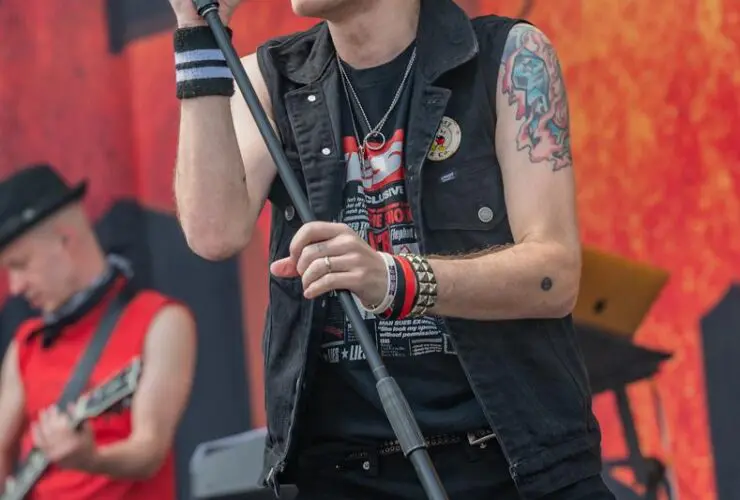 Deryck Whibley of Sum 41 challenges ex-manager over abuse claims