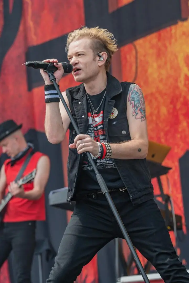 Deryck Whibley of Sum 41 challenges ex-manager over abuse claims