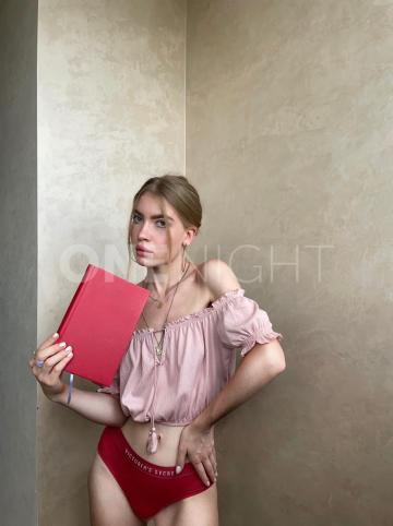 Жас қыздардың жалаң аяқтары