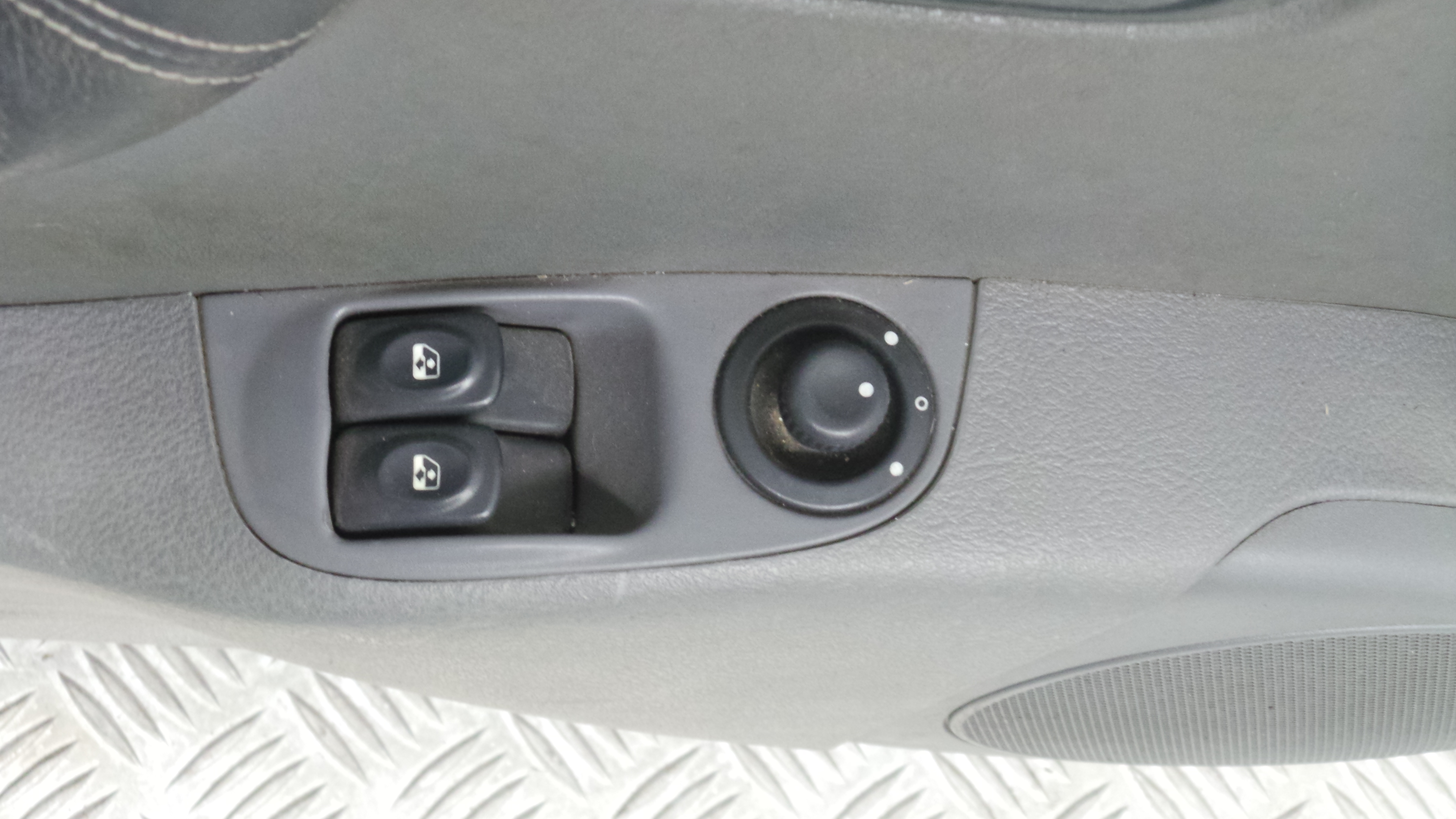 Interruptor / Comando Elevador Vidro Frente Esq   - RENAULT MEGANE I (BA0/1_)-33048664