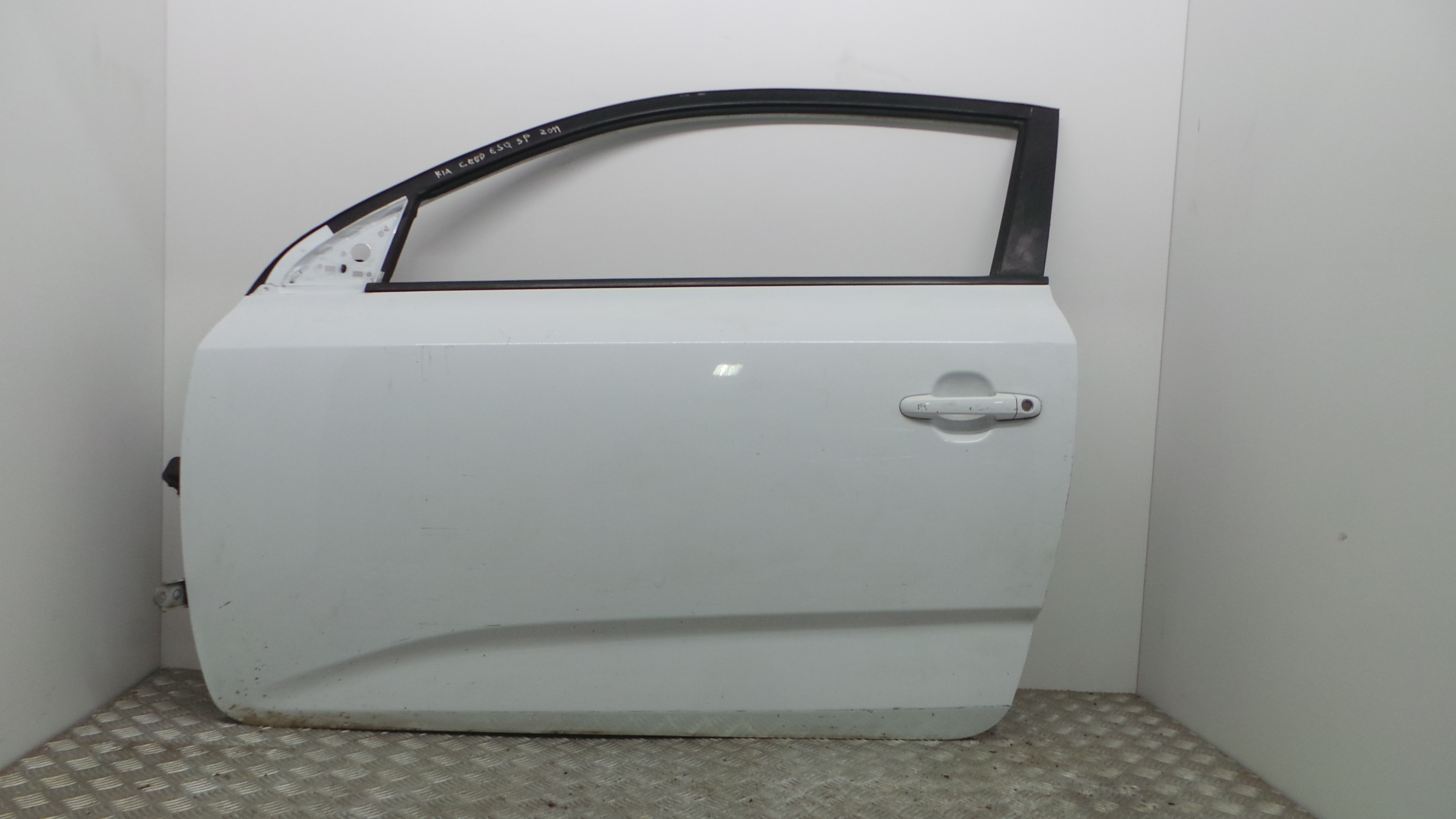 Porta Esq  - KIA CEE'D Hatchback (ED)-33081693