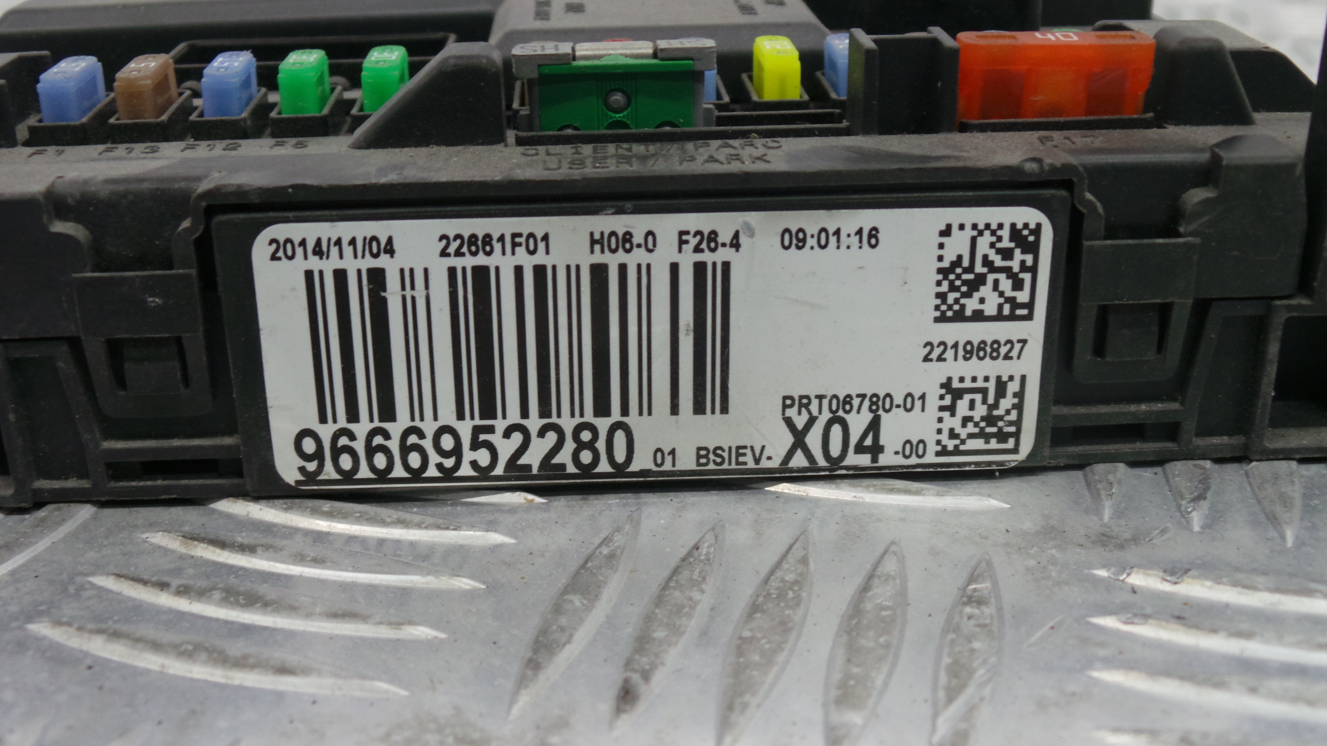 Caixa dos Fusíveis / BSI / UCH / SAM 9666952280 - CITROËN C3 II (SC_)-33107755