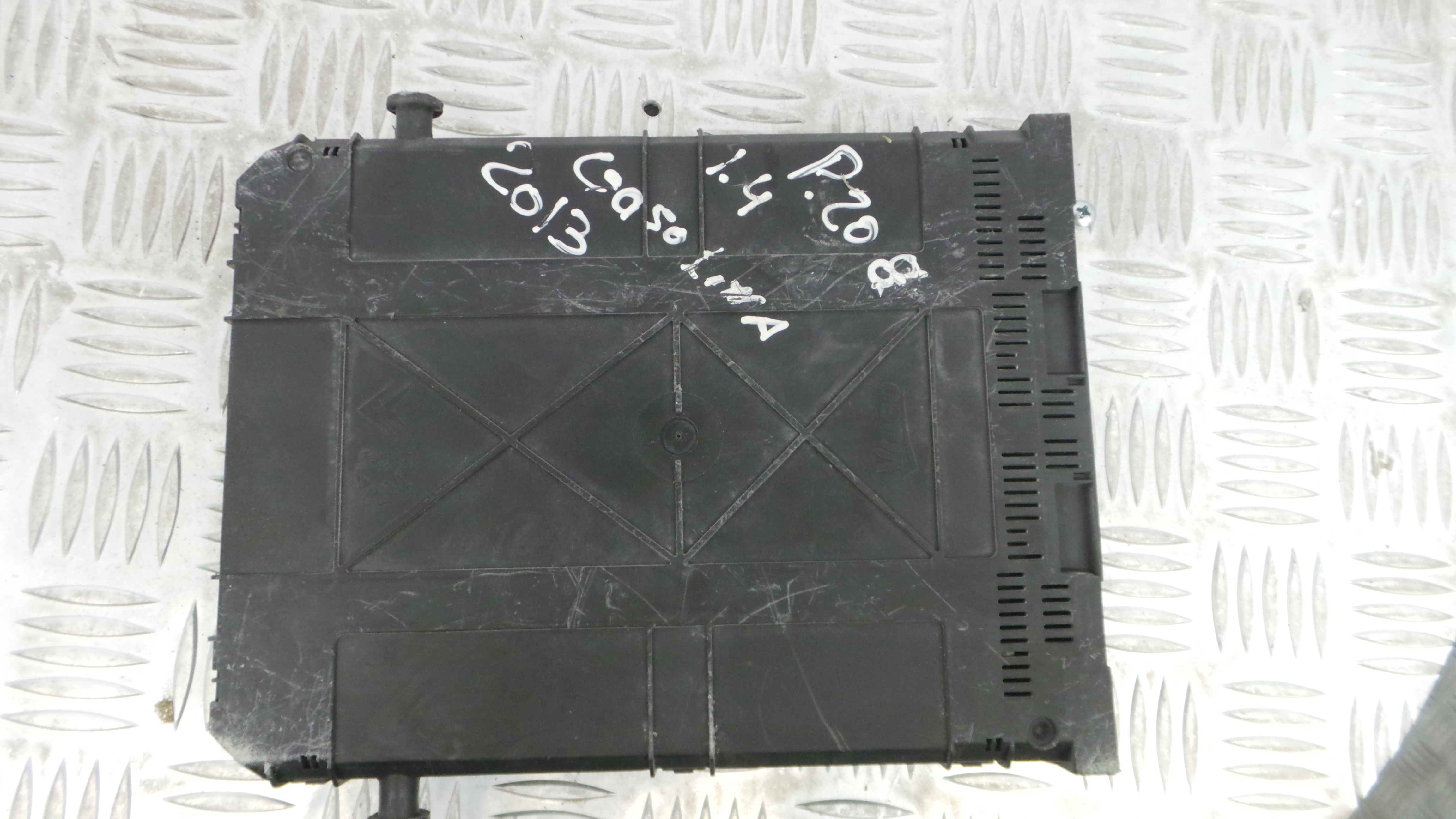 Caixa dos Fusíveis / BSI / UCH / SAM 9666951980 - PEUGEOT 208 I (CA_, CC_)-33172564 Caixa dos Fusíveis / BSI / UCH / SAM 9666951980 - PEUGEOT 208 I (CA_, CC_)-33172564