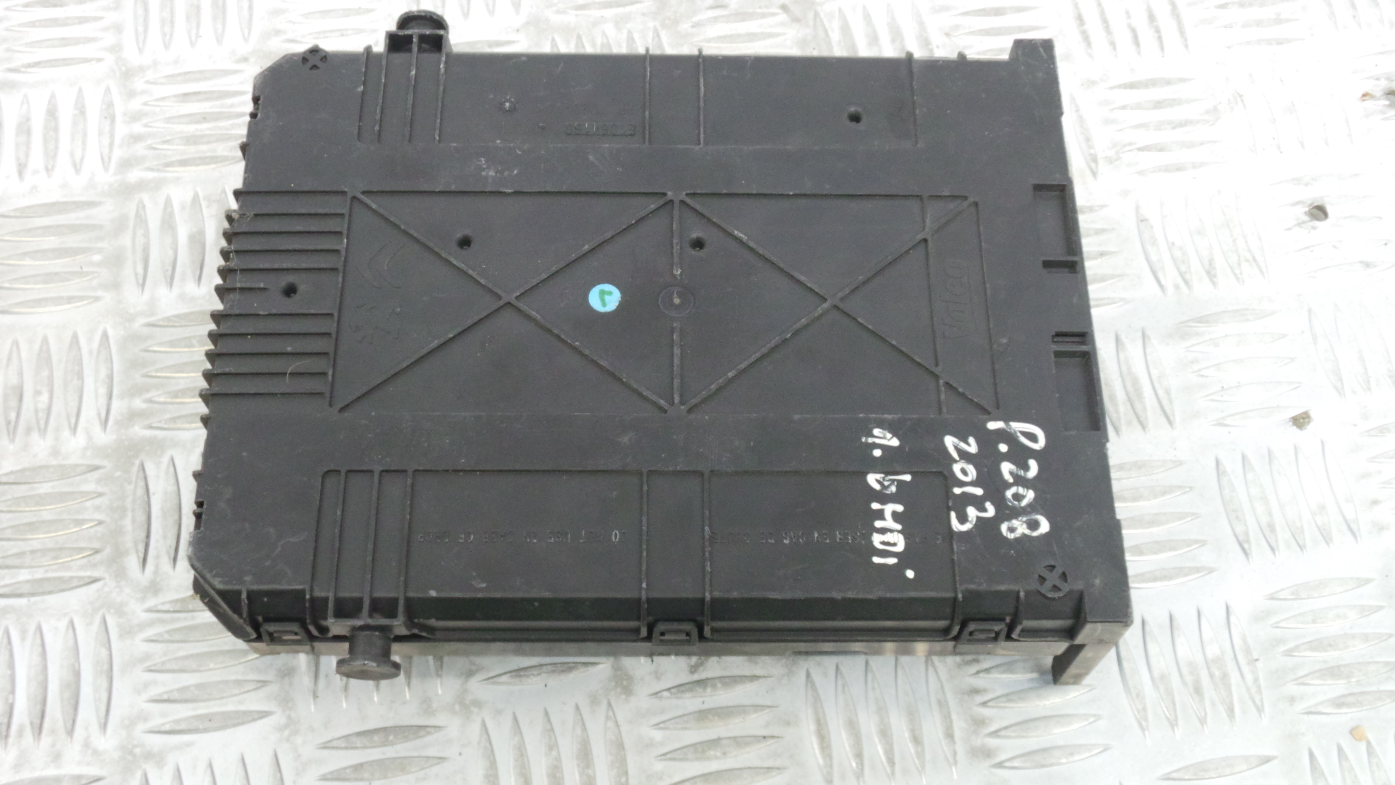 Caixa dos Fusíveis / BSI / UCH / SAM 9678355880 - PEUGEOT 208 I (CA_, CC_)-33108692 Caixa dos Fusíveis / BSI / UCH / SAM 9678355880 - PEUGEOT 208 I (CA_, CC_)-33108692