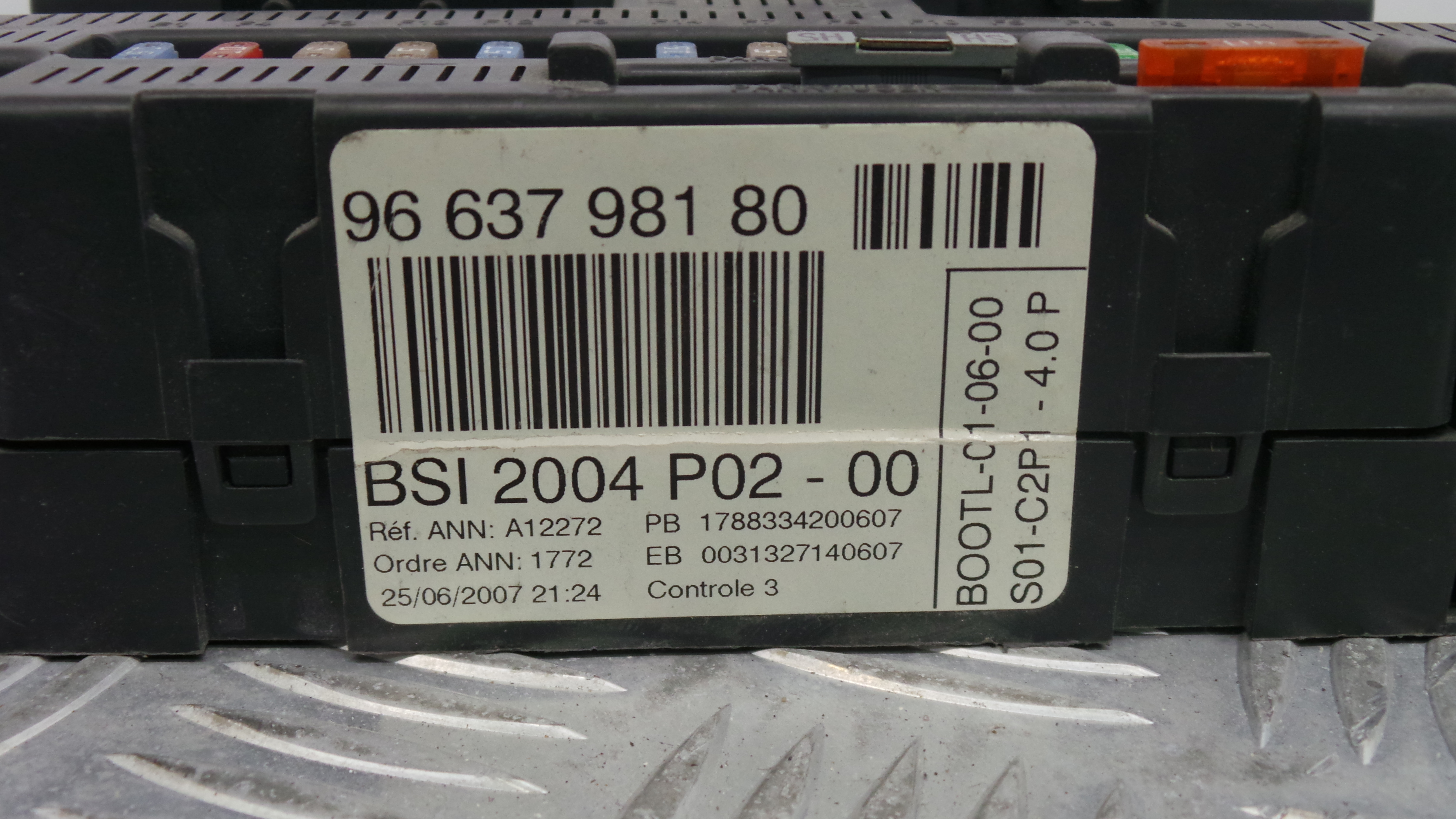 Caixa dos Fusíveis / BSI / UCH / SAM 9663798180 - PEUGEOT 308 I (4A_, 4C_)-33108868 Caixa dos Fusíveis / BSI / UCH / SAM 9663798180 - PEUGEOT 308 I (4A_, 4C_)-33108868