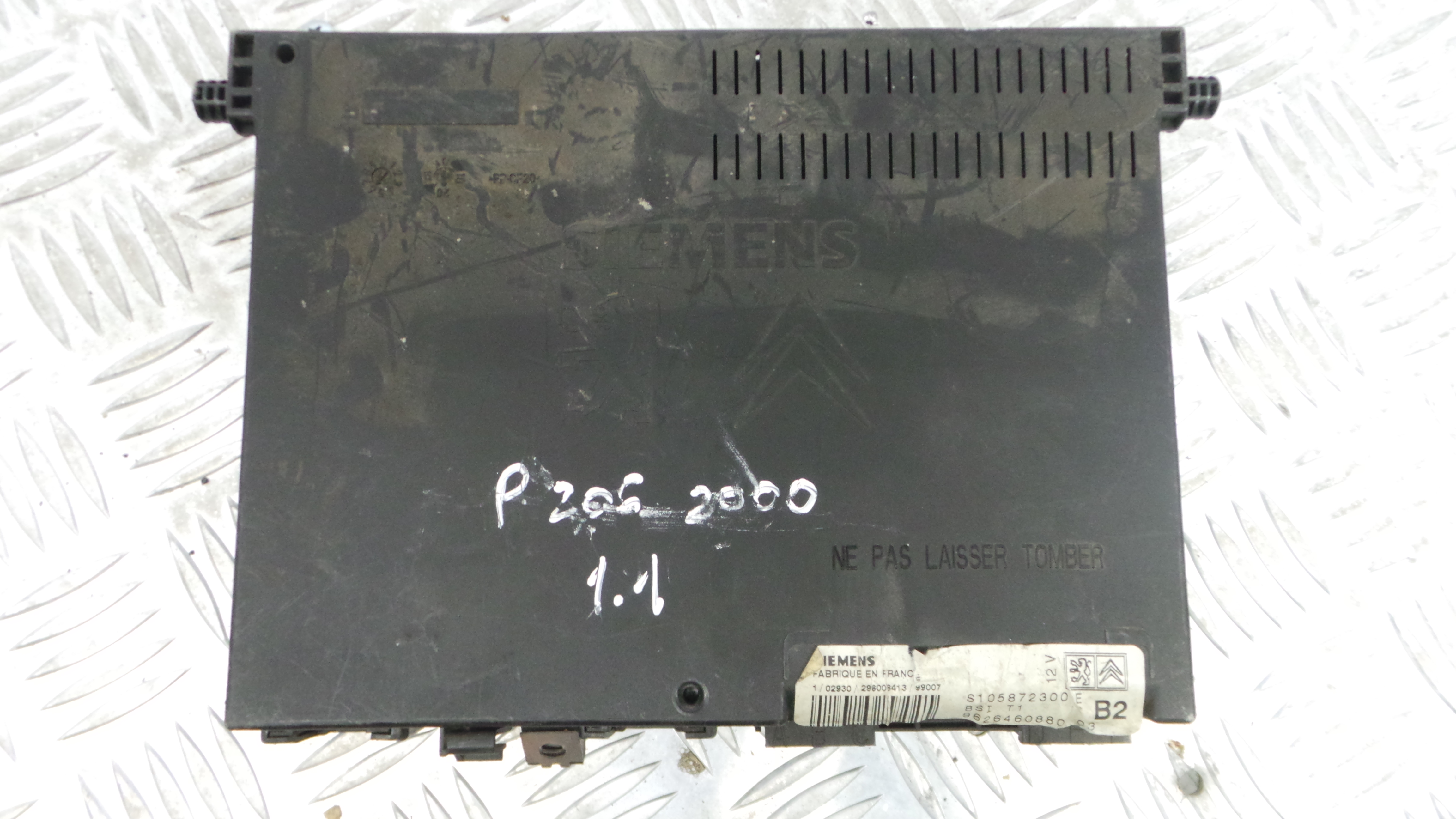 Caixa dos Fusíveis / BSI / UCH / SAM 9626460880 - PEUGEOT 206 Hatchback (2A/C)-33109734 Caixa dos Fusíveis / BSI / UCH / SAM 9626460880 - PEUGEOT 206 Hatchback (2A/C)-33109734