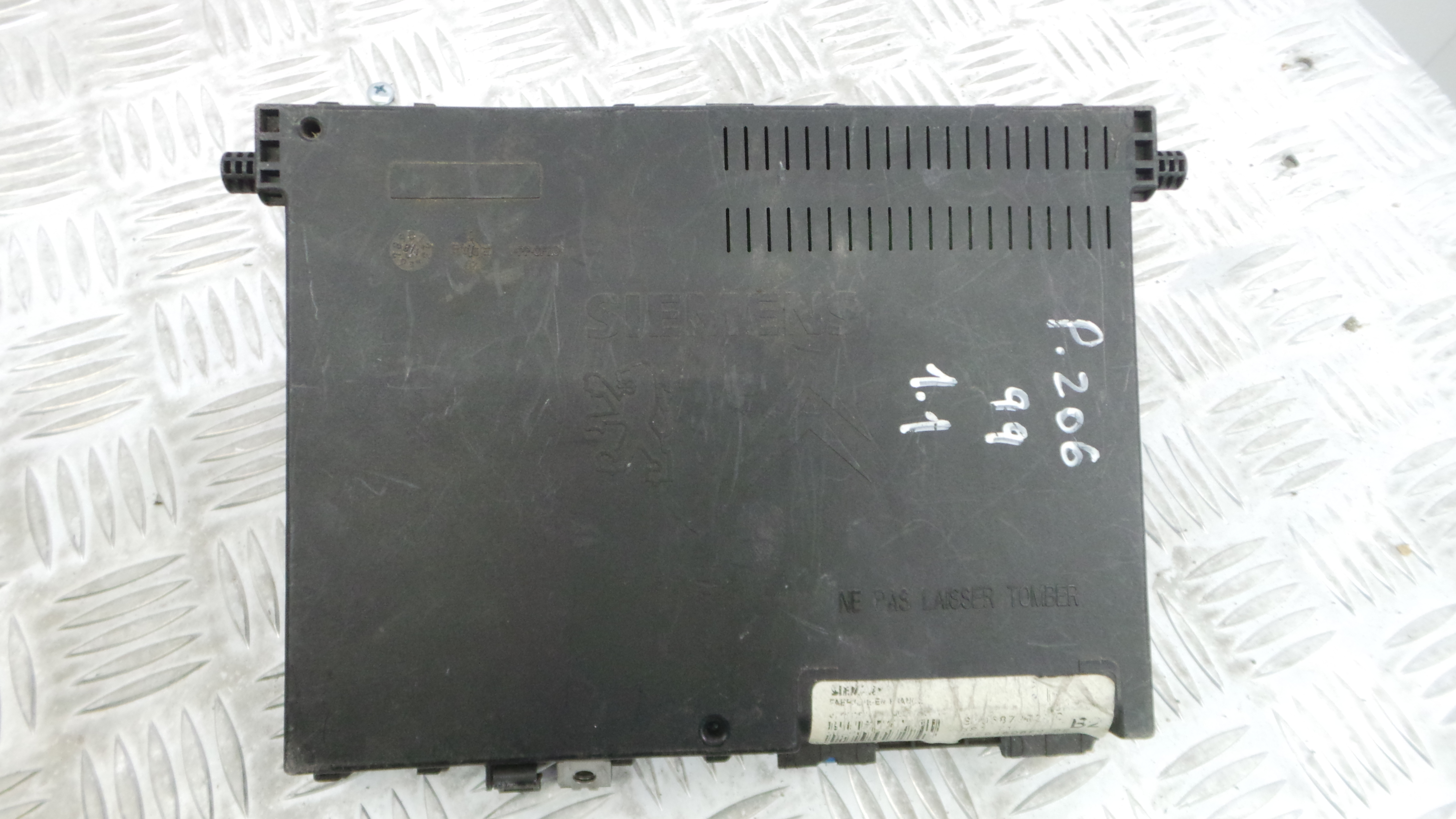 Caixa dos Fusíveis / BSI / UCH / SAM 9626460880 - PEUGEOT 206 Hatchback (2A/C)-33110437 Caixa dos Fusíveis / BSI / UCH / SAM 9626460880 - PEUGEOT 206 Hatchback (2A/C)-33110437