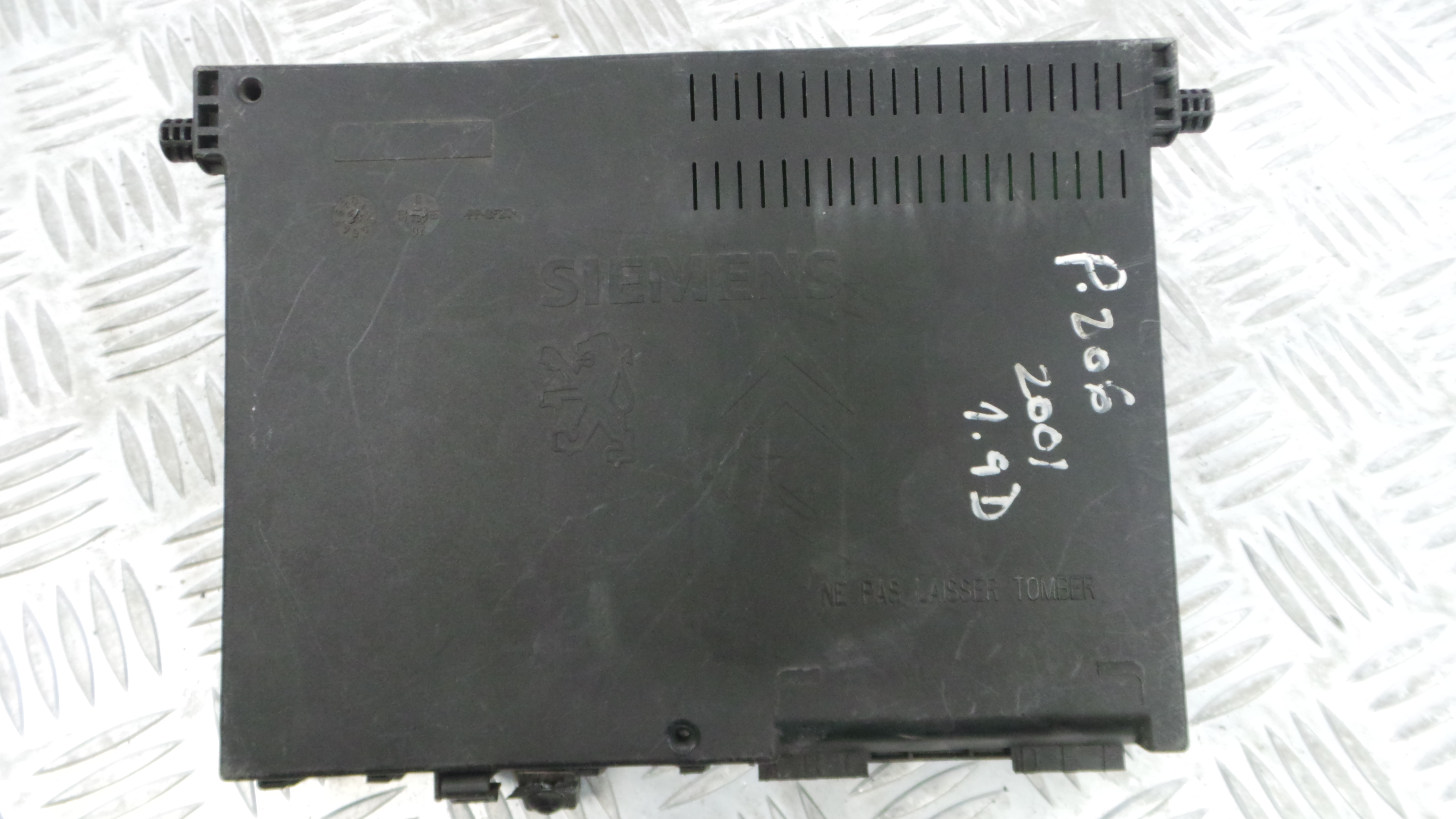 Caixa dos Fusíveis / BSI / UCH / SAM  - PEUGEOT 206 Hatchback (2A/C)-33110797