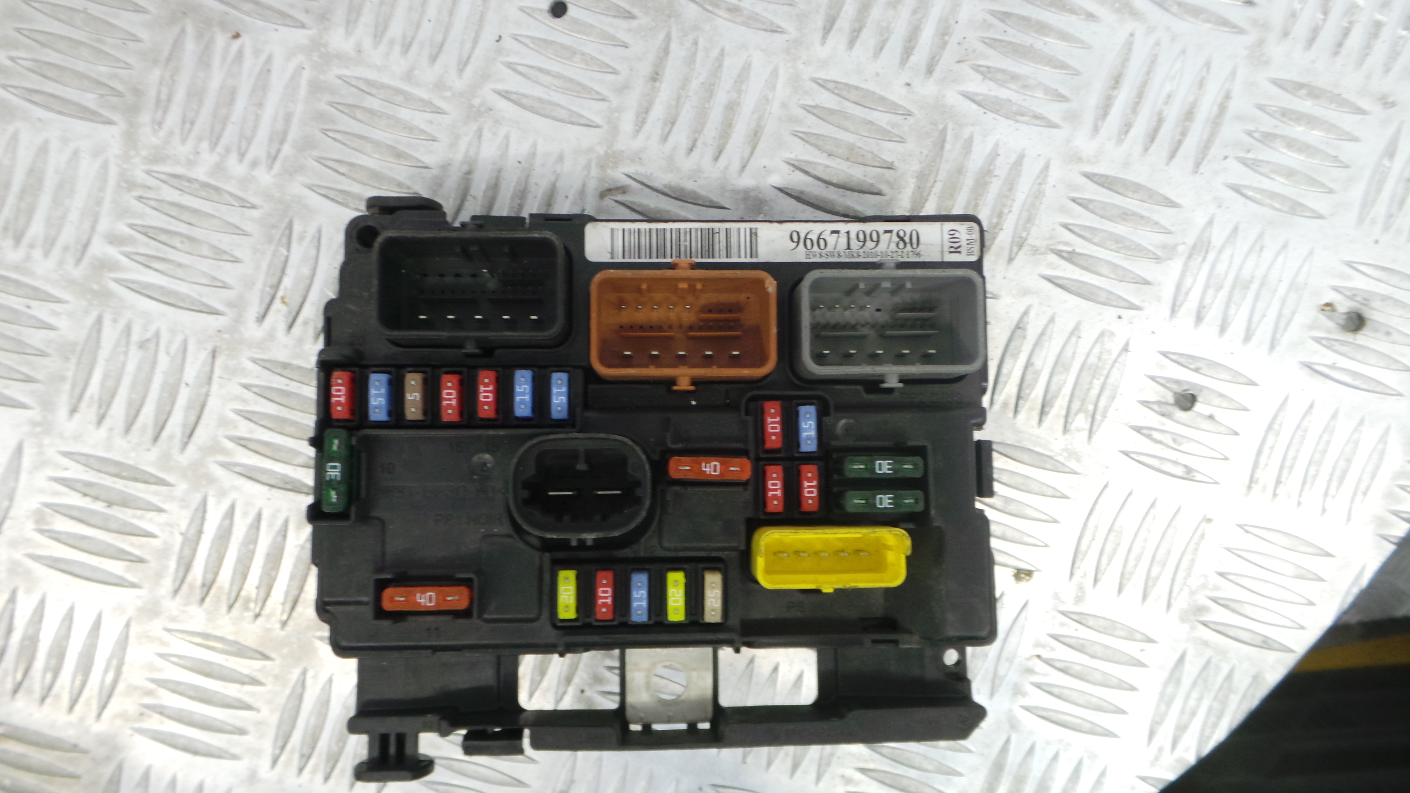 Caixa dos Fusíveis / BSI / UCH / SAM 9667199780 - CITROËN C3 II (SC_)-33111144