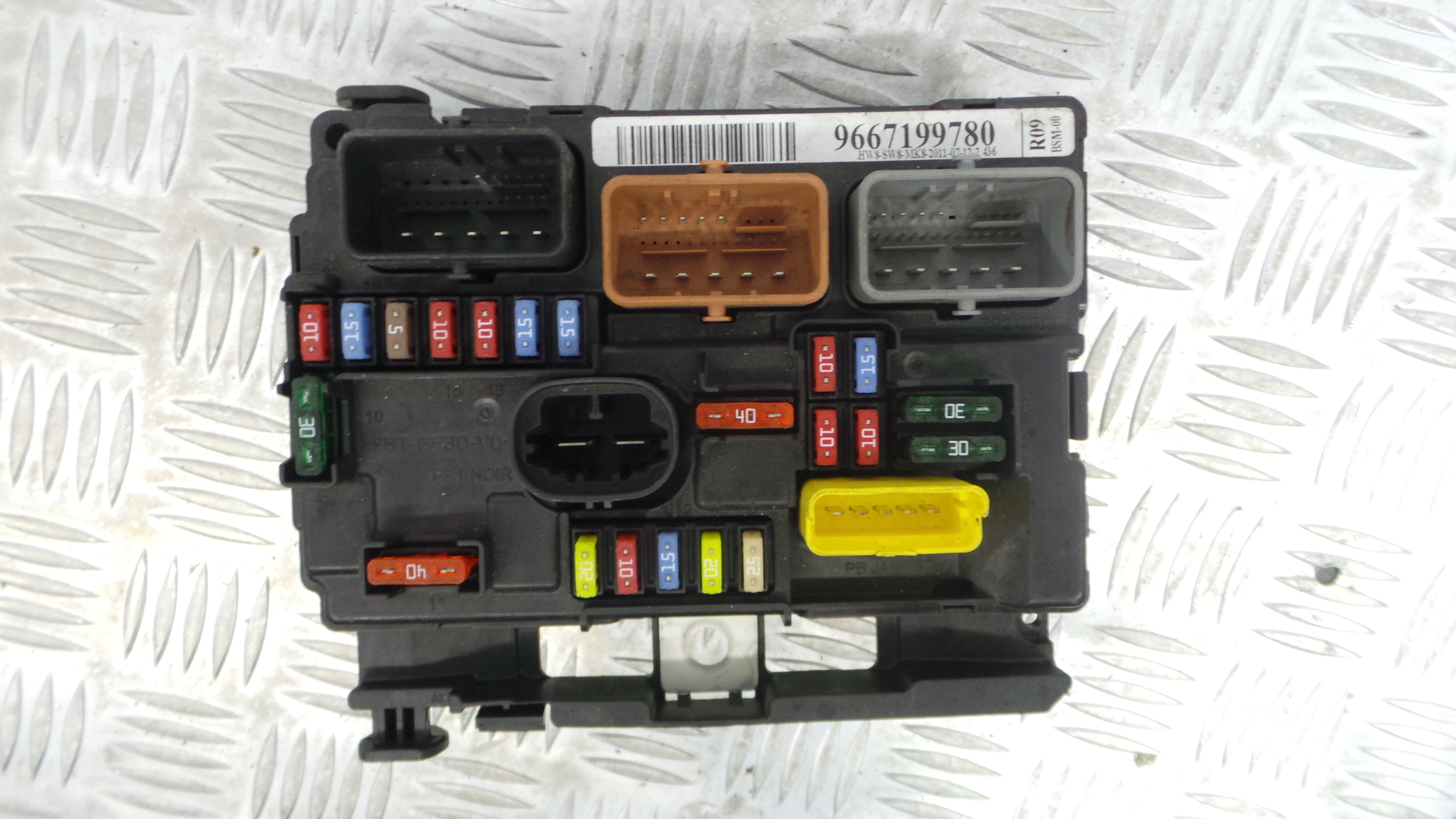 Caixa dos Fusíveis / BSI / UCH / SAM 9667199780 - CITROËN C3 II (SC_)-33111152