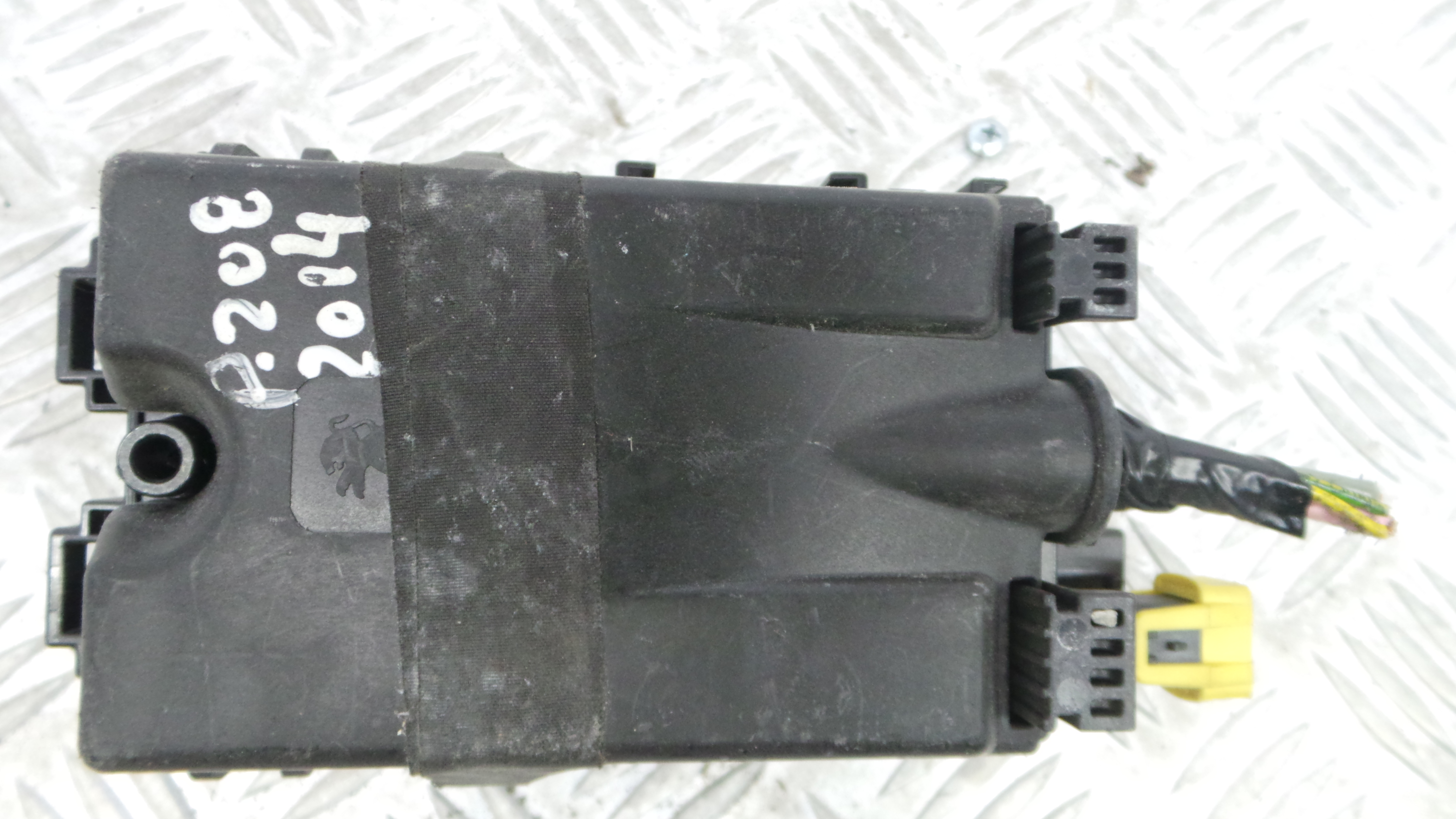 Caixa dos Fusíveis / BSI / UCH / SAM 9806192580 - PEUGEOT 208 I (CA_, CC_)-33111748 Caixa dos Fusíveis / BSI / UCH / SAM 9806192580 - PEUGEOT 208 I (CA_, CC_)-33111748