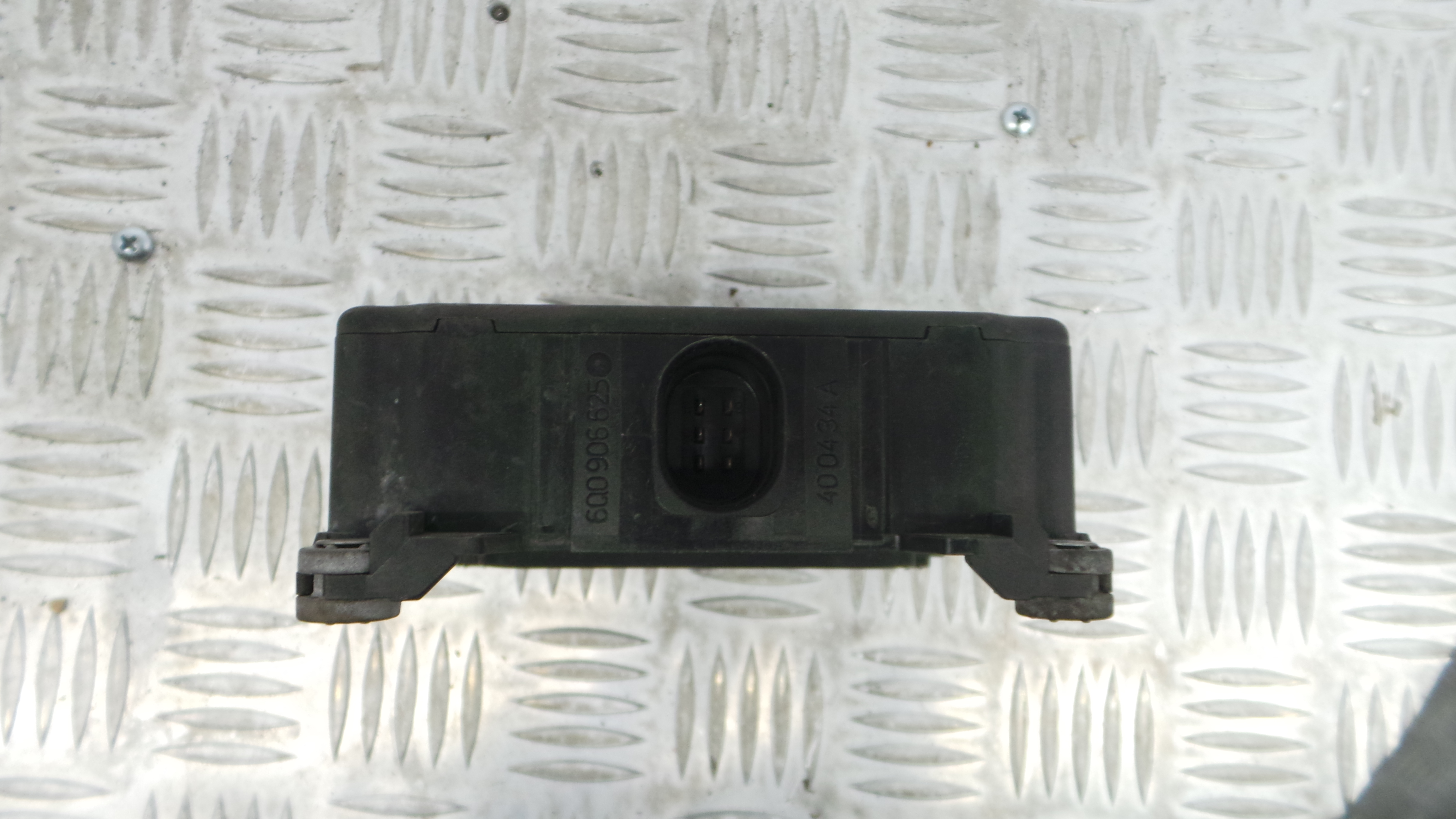 Atuador de vácuo 6Q0906625 - VW GOLF V (1K1)-33123251