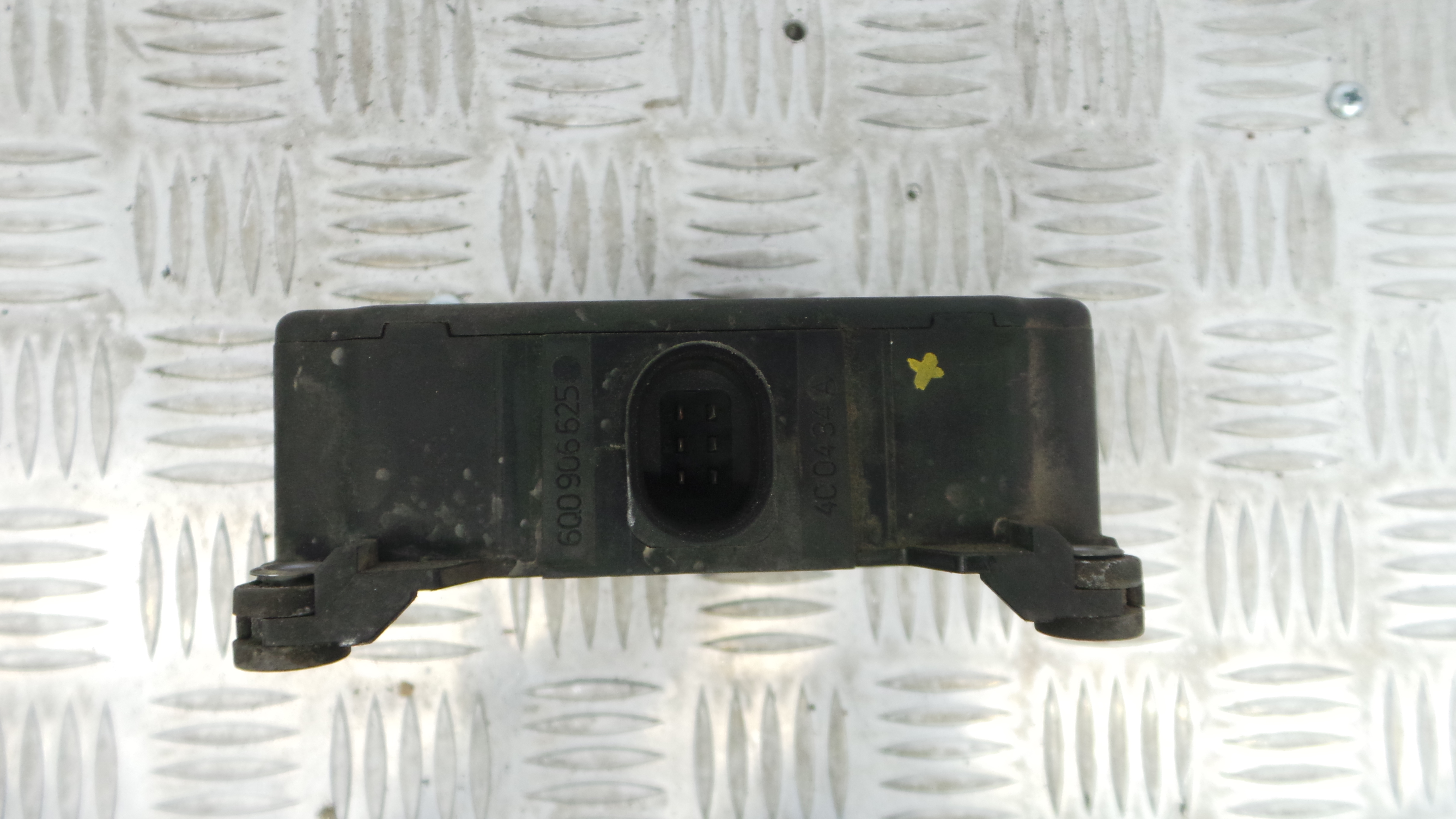 Atuador de vácuo 6Q0906625 - VW GOLF V (1K1)-33128049