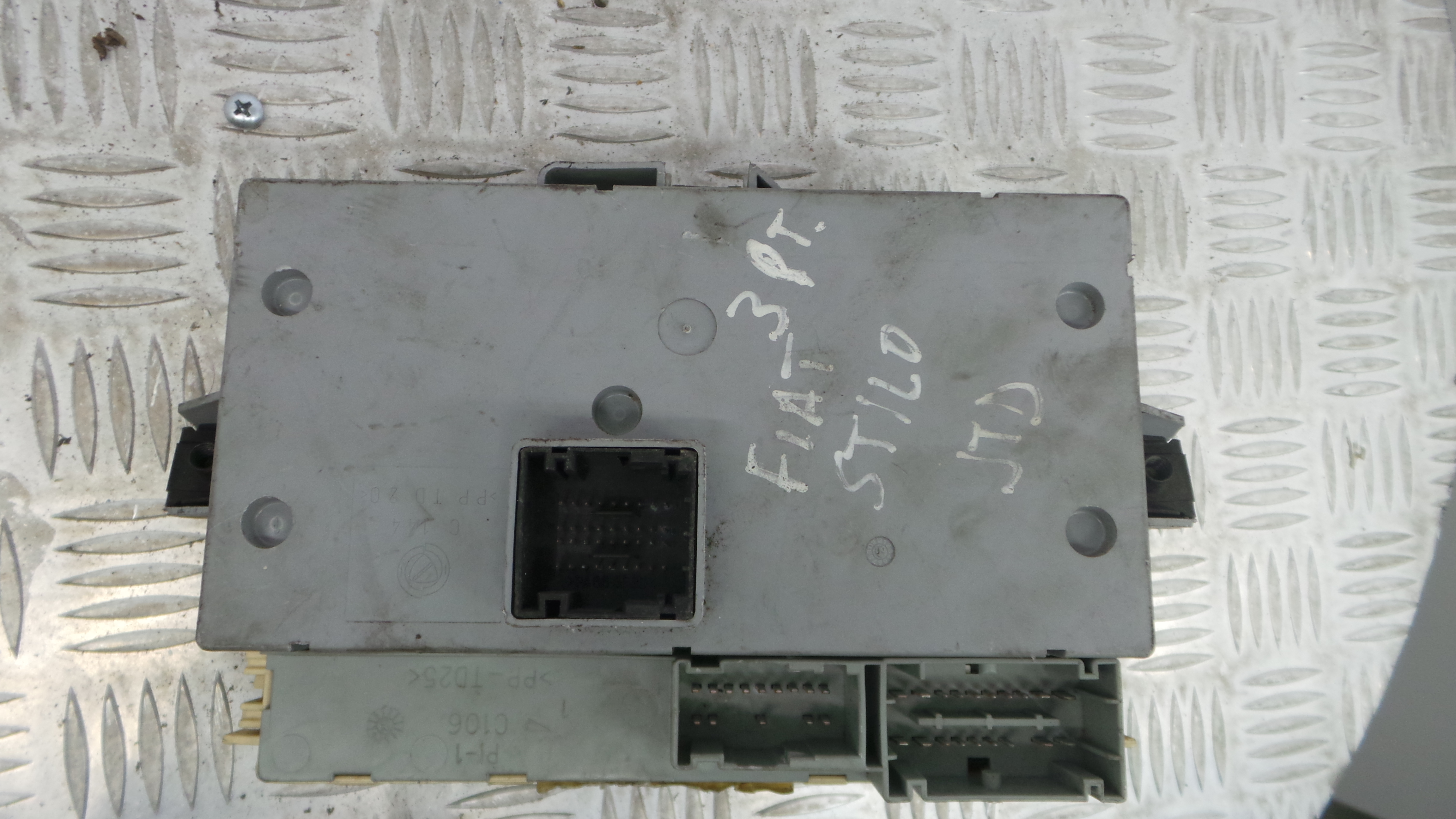 Caixa dos Fusíveis / BSI / UCH / SAM 46797610 - FIAT STILO (192_)-33129587