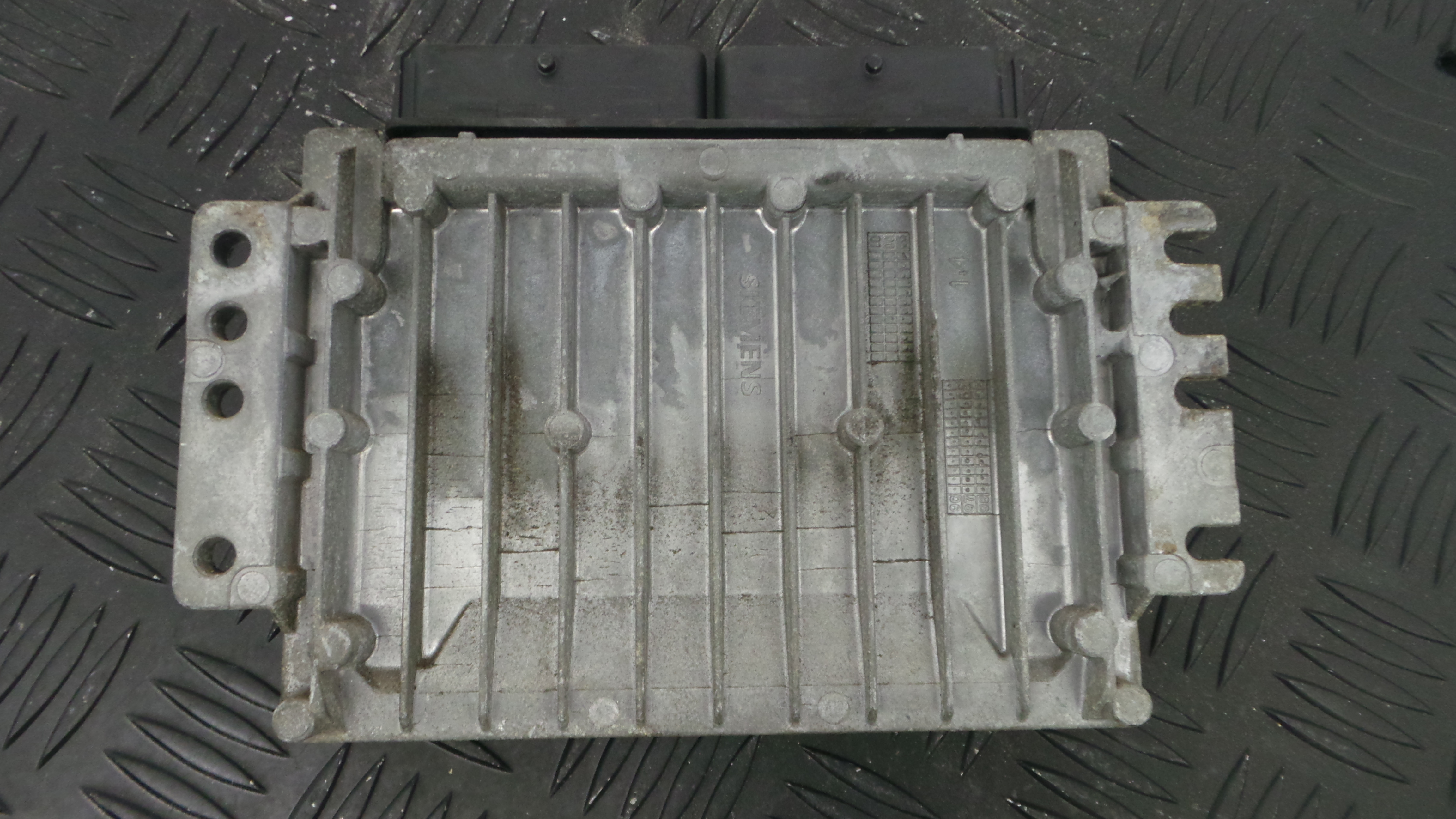 Centralina do Motor 8200039797 - RENAULT CLIO II (BB_, CB_), CLIO Mk II (BB_, CB_)-33142040 Centralina do Motor 8200039797 - RENAULT CLIO II (BB_, CB_), CLIO Mk II (BB_, CB_)-33142040