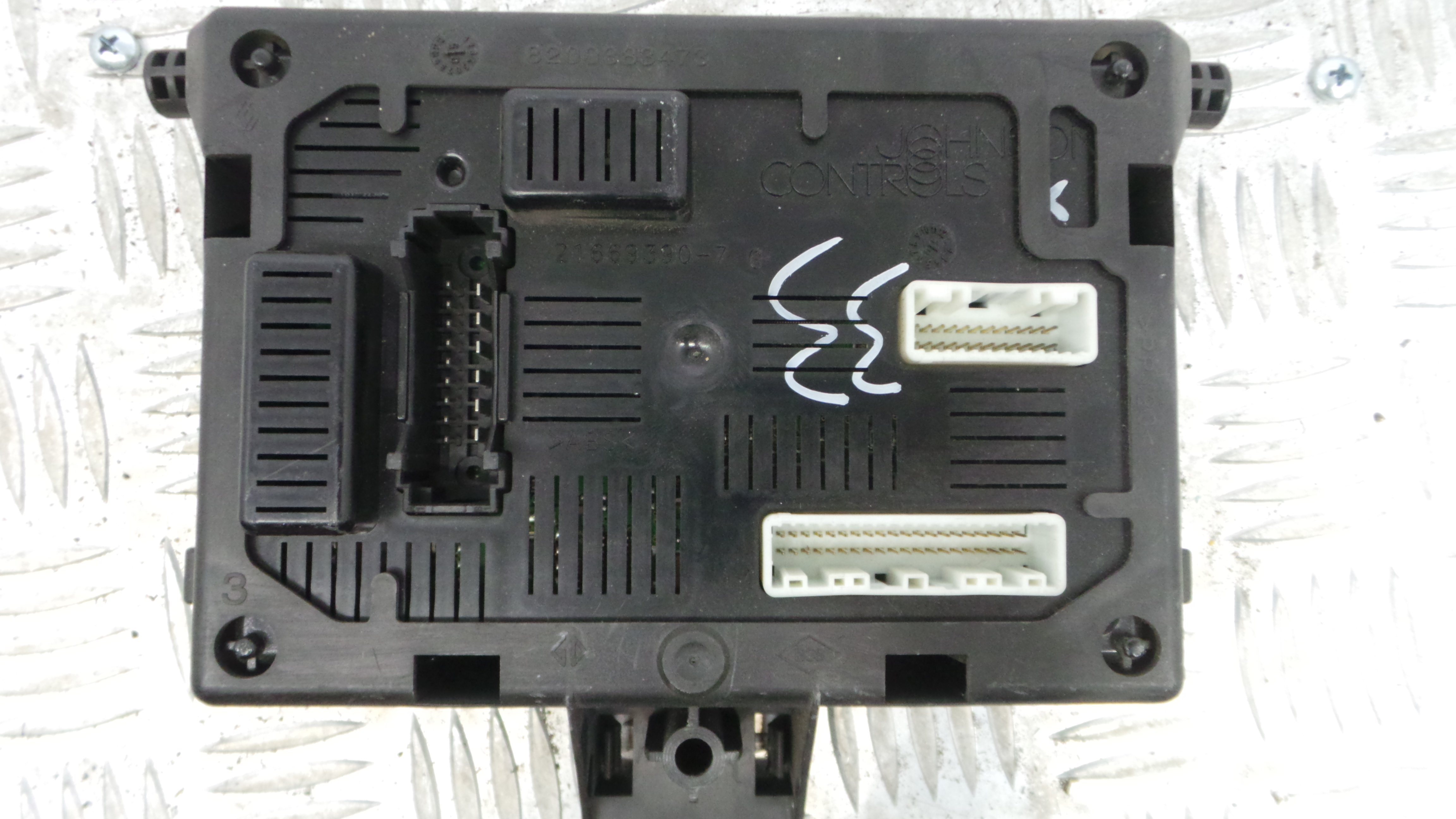 Caixa dos Fusíveis / BSI / UCH / SAM 8200343733 - RENAULT CLIO III (BR0/1, CR0/1)-33144611