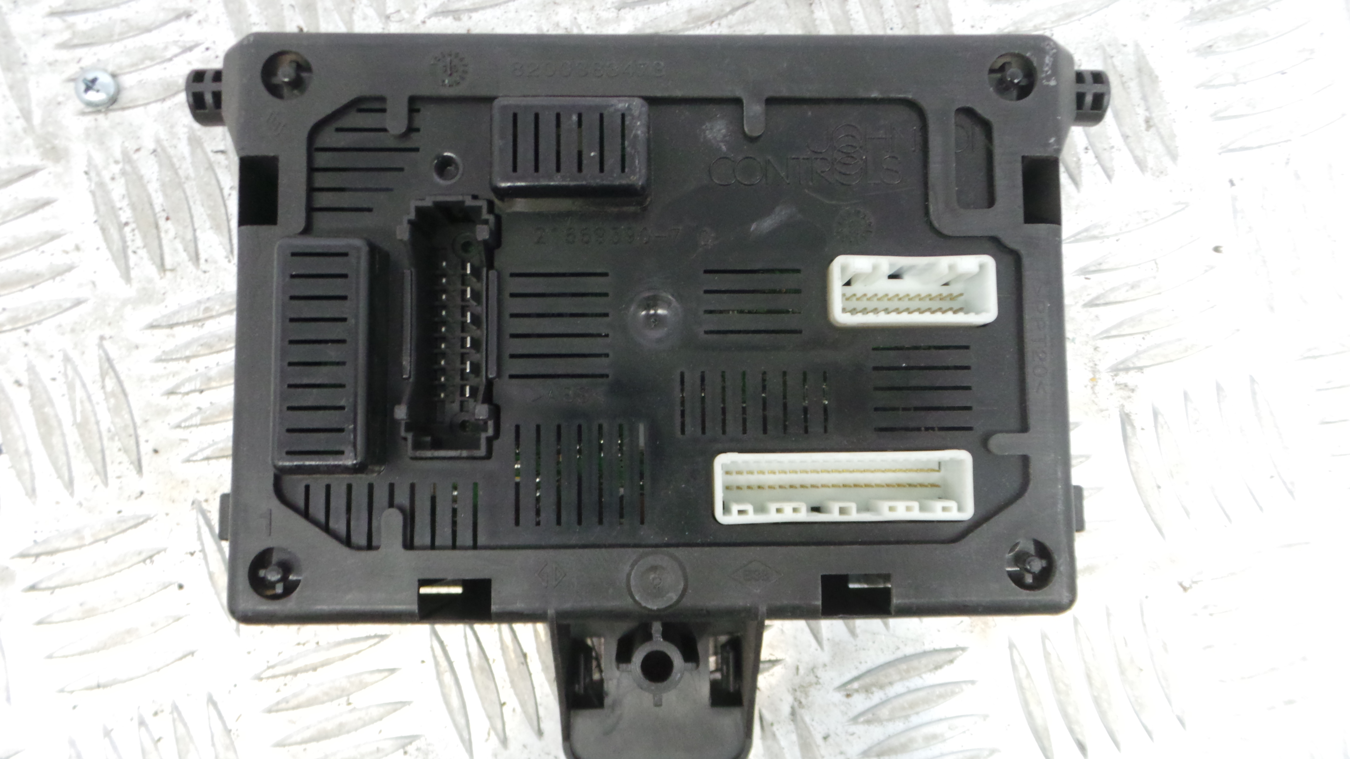 Caixa dos Fusíveis / BSI / UCH / SAM 8200343734 - RENAULT CLIO III (BR0/1, CR0/1)-33144646