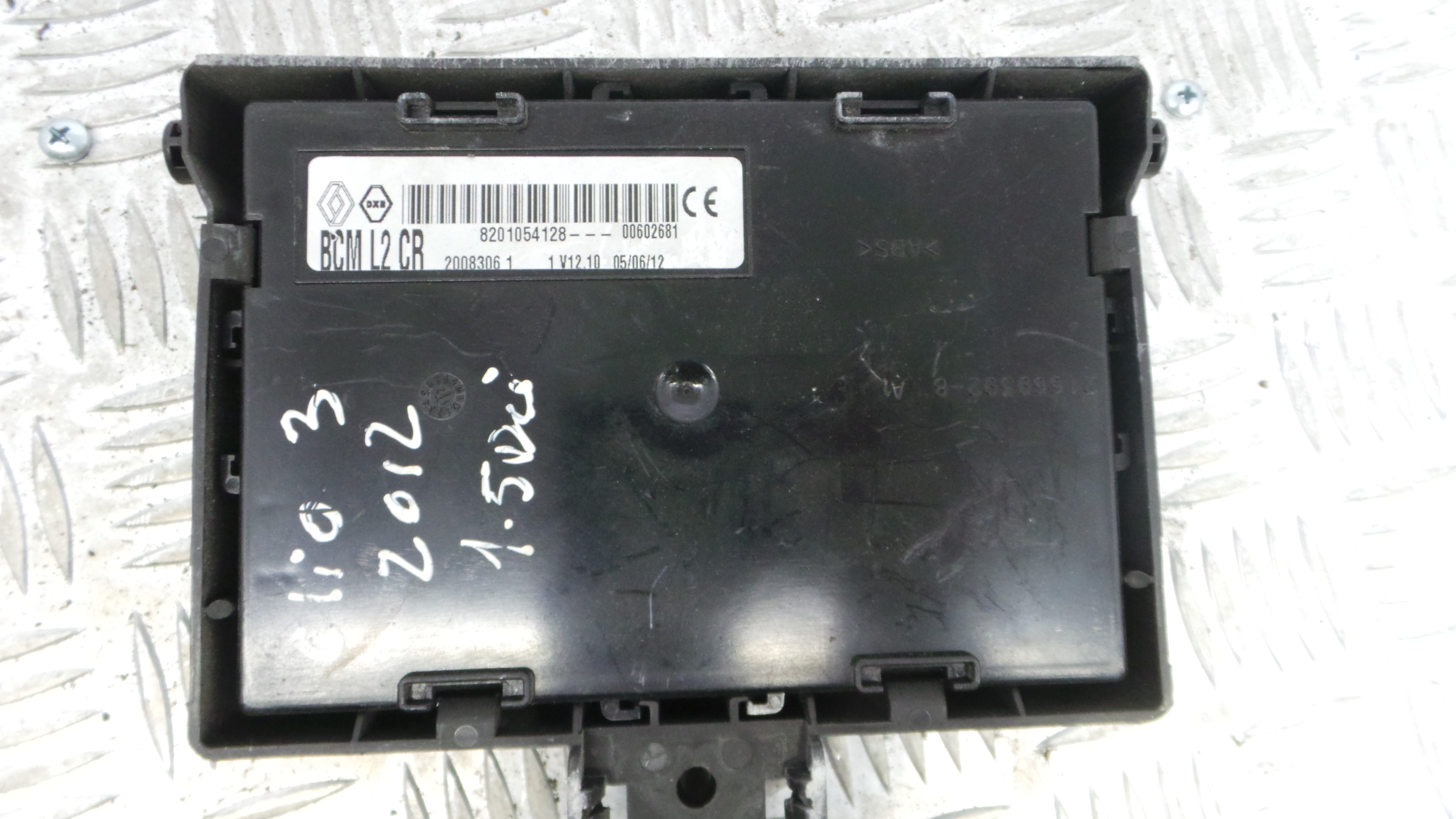 Caixa dos Fusíveis / BSI / UCH / SAM 8201054128 - RENAULT CLIO III (BR0/1, CR0/1)-33144648