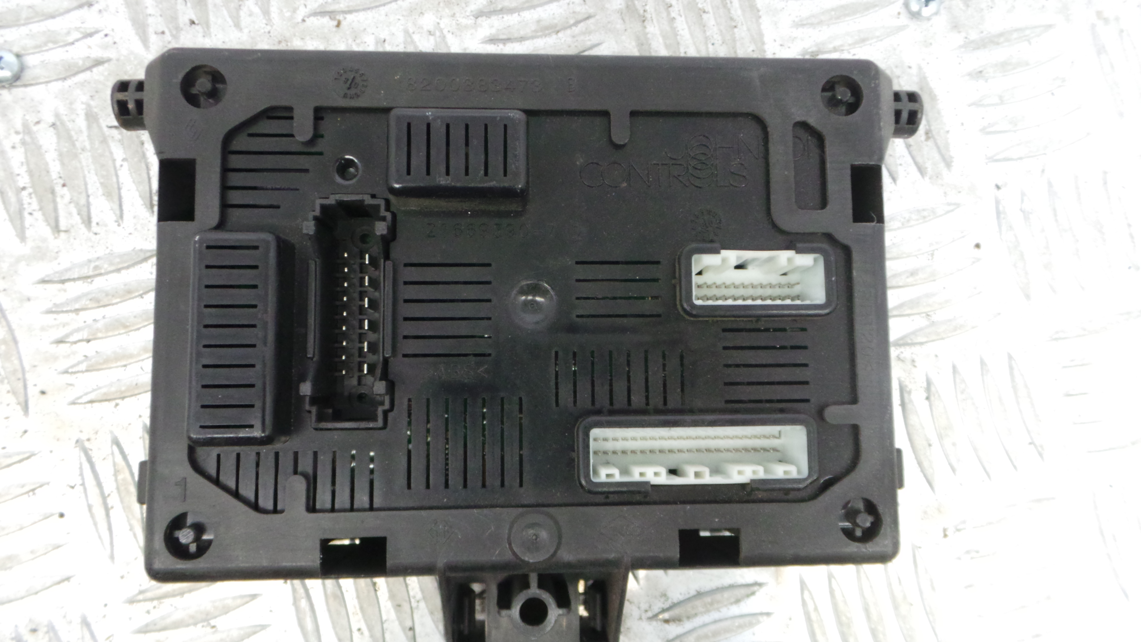 Caixa dos Fusíveis / BSI / UCH / SAM 8200652285 - RENAULT CLIO III (BR0/1, CR0/1)-33144715