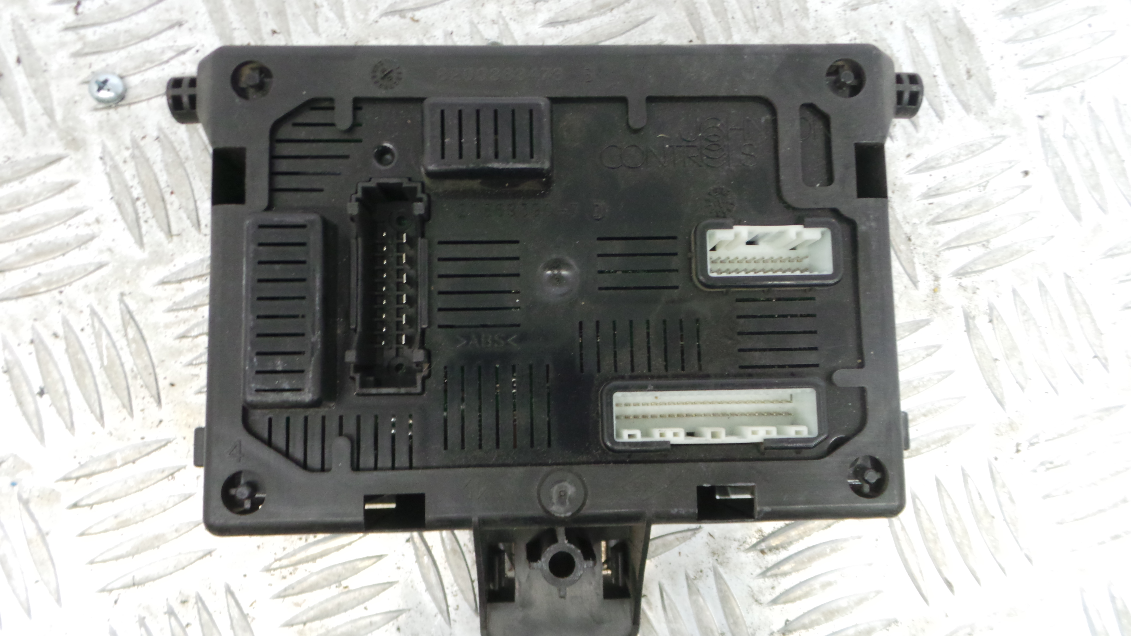 Caixa dos Fusíveis / BSI / UCH / SAM 8200652285 - RENAULT CLIO III (BR0/1, CR0/1)-33144973