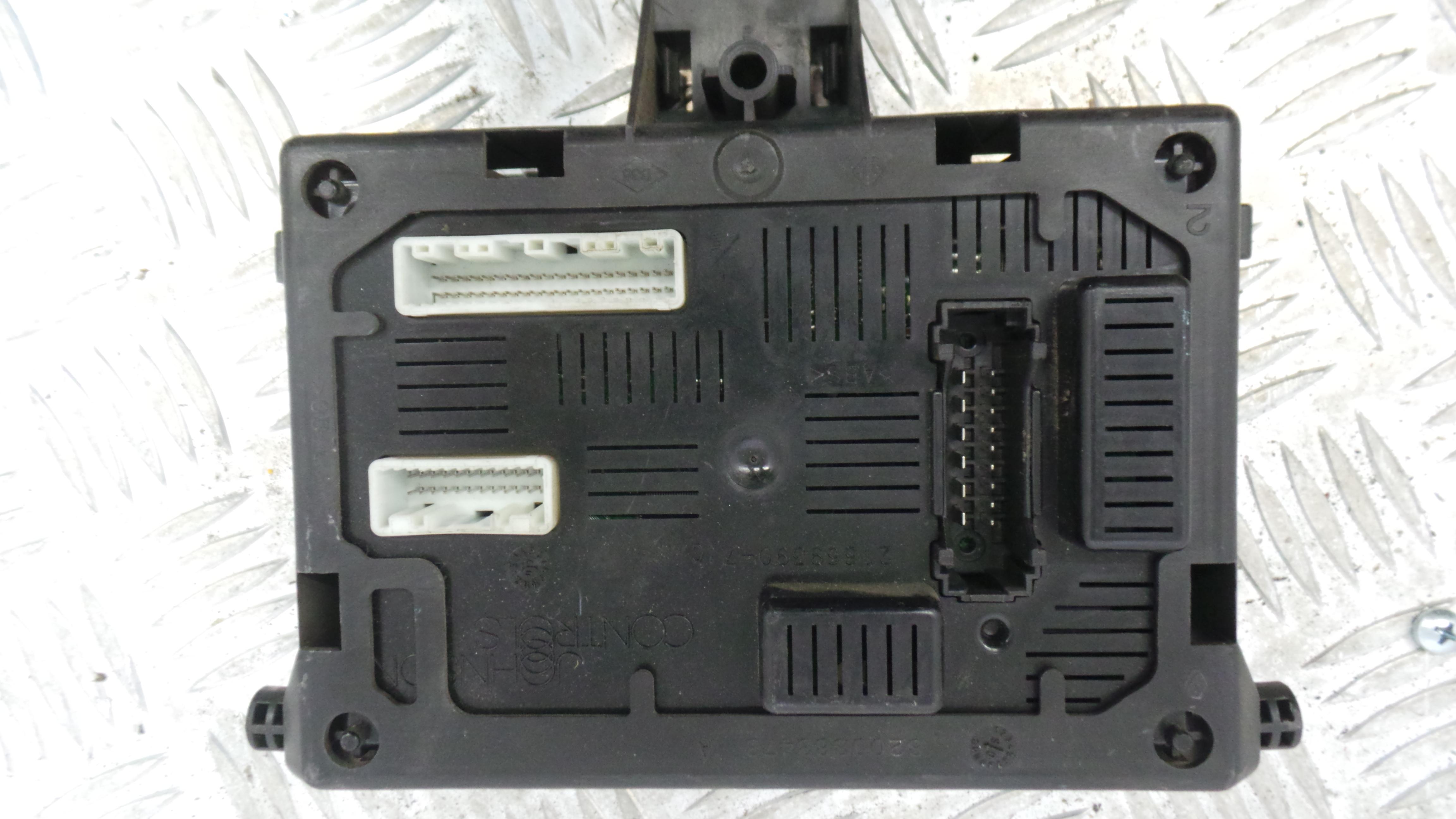 Caixa dos Fusíveis / BSI / UCH / SAM 8200652285 - RENAULT CLIO III (BR0/1, CR0/1)-33145039