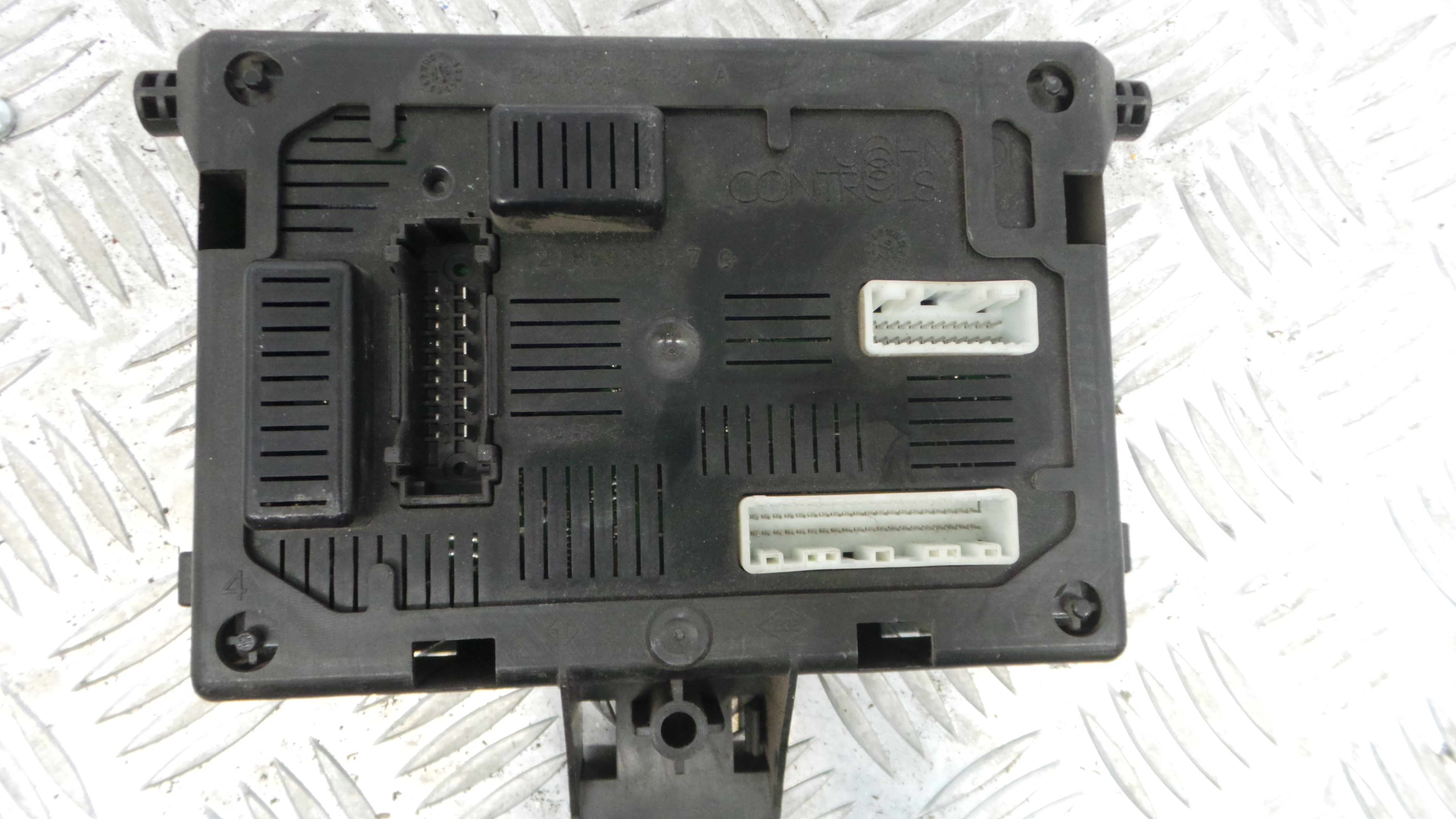 Caixa dos Fusíveis / BSI / UCH / SAM 8200652285 - RENAULT CLIO III (BR0/1, CR0/1)-33145163