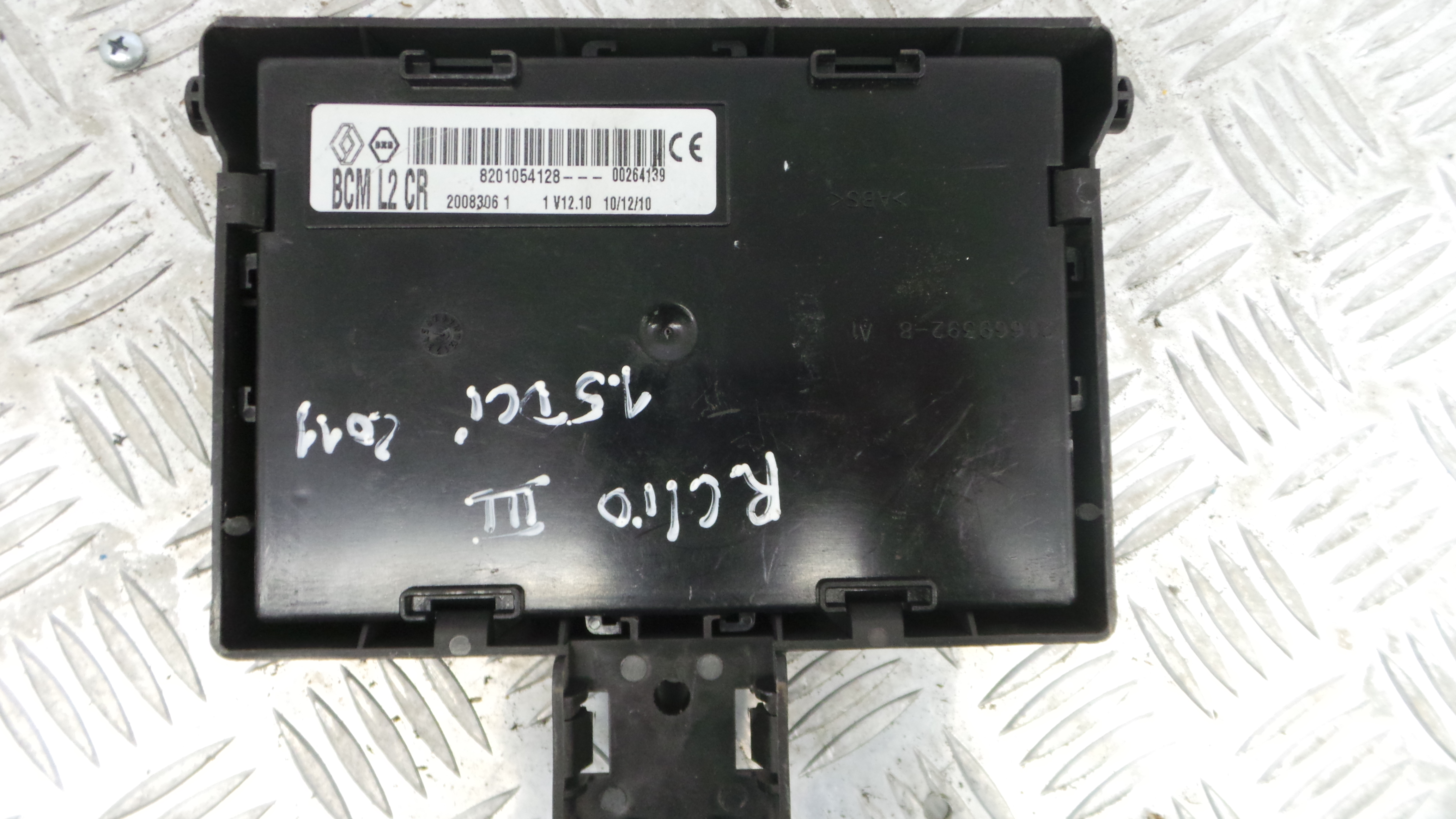 Caixa dos Fusíveis / BSI / UCH / SAM 8201054128 - RENAULT CLIO III (BR0/1, CR0/1)-33145318