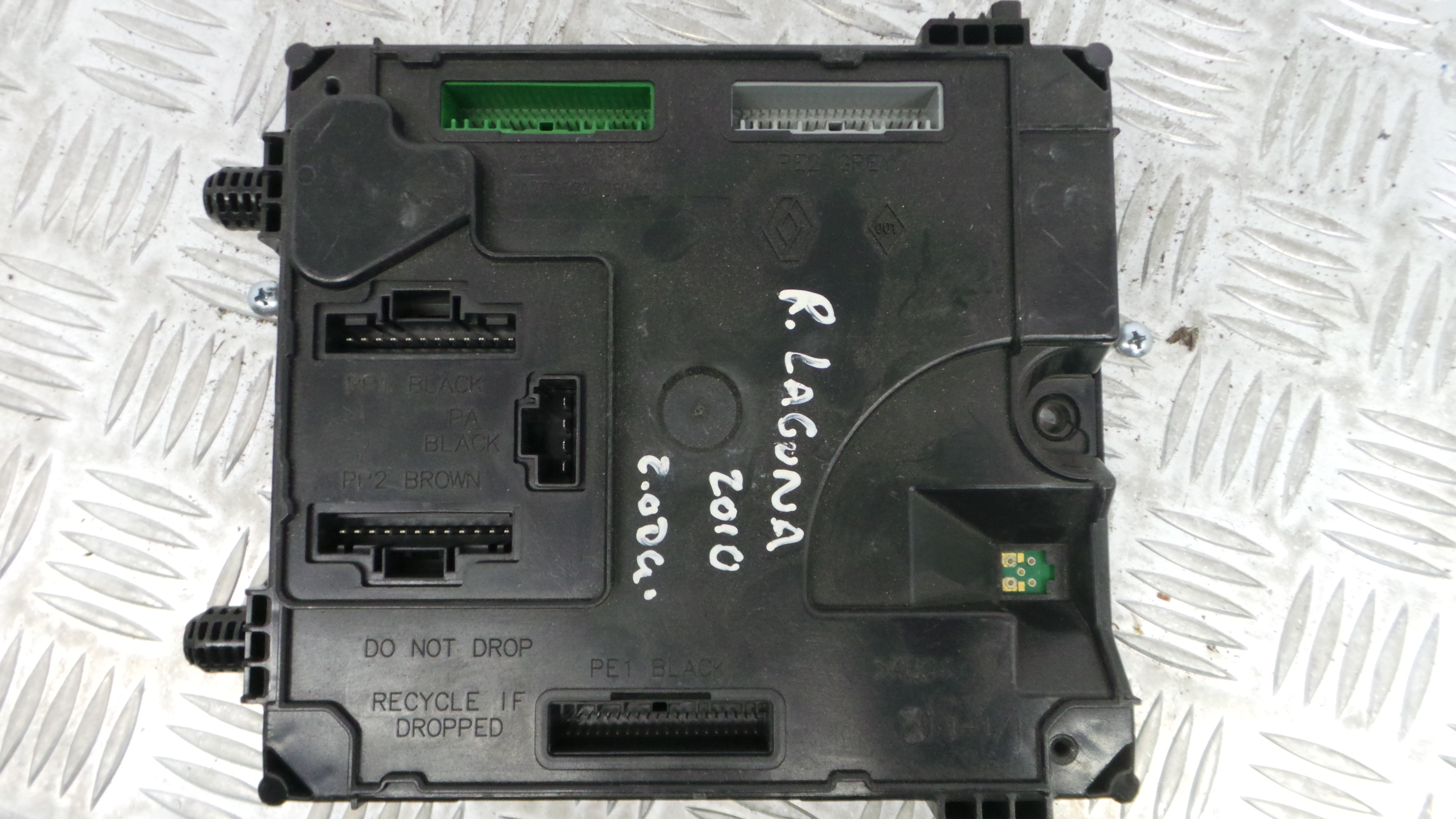 Caixa dos Fusíveis / BSI / UCH / SAM 284B12402R - RENAULT LAGUNA III (BT0/1)-33145703