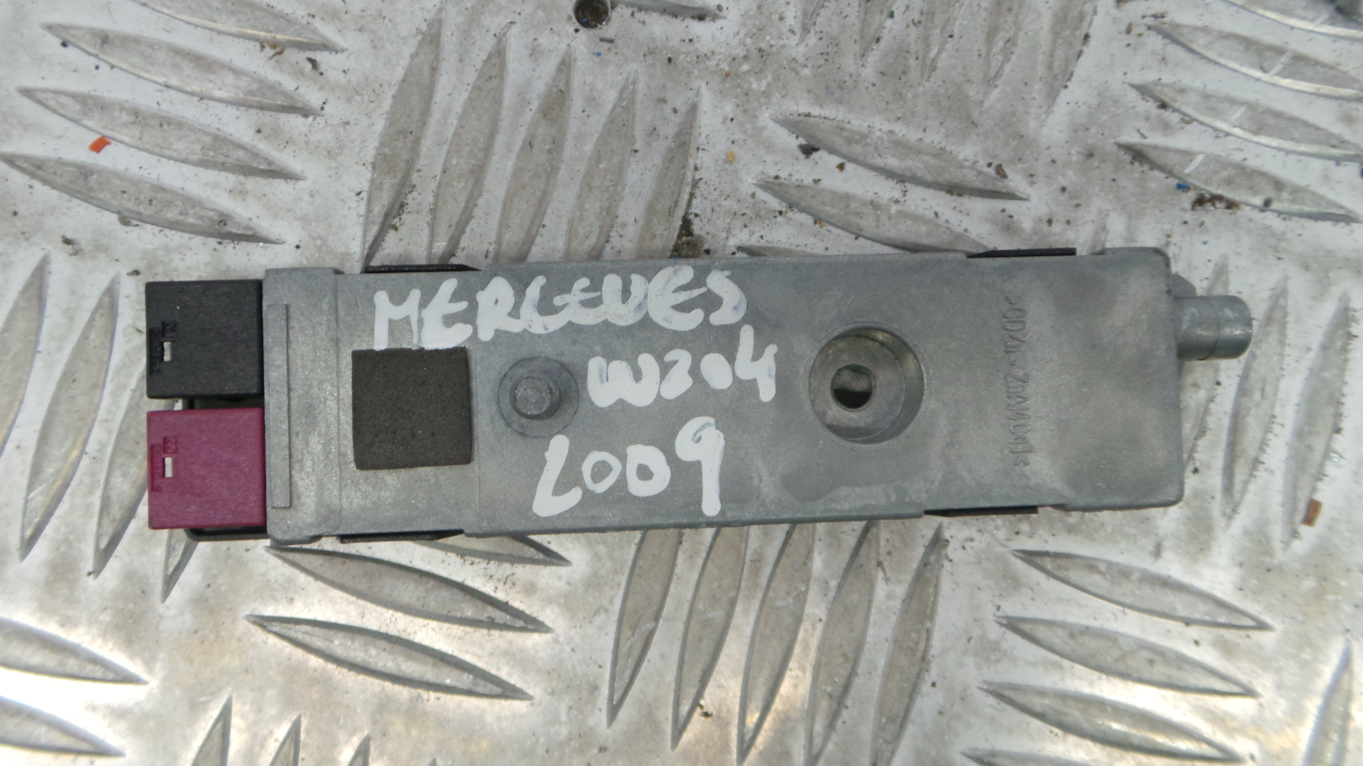 Adaptador Antena A2048205589 - MERCEDES-BENZ C-CLASS (W204)-33150518 Adaptador Antena A2048205589 - MERCEDES-BENZ C-CLASS (W204)-33150518