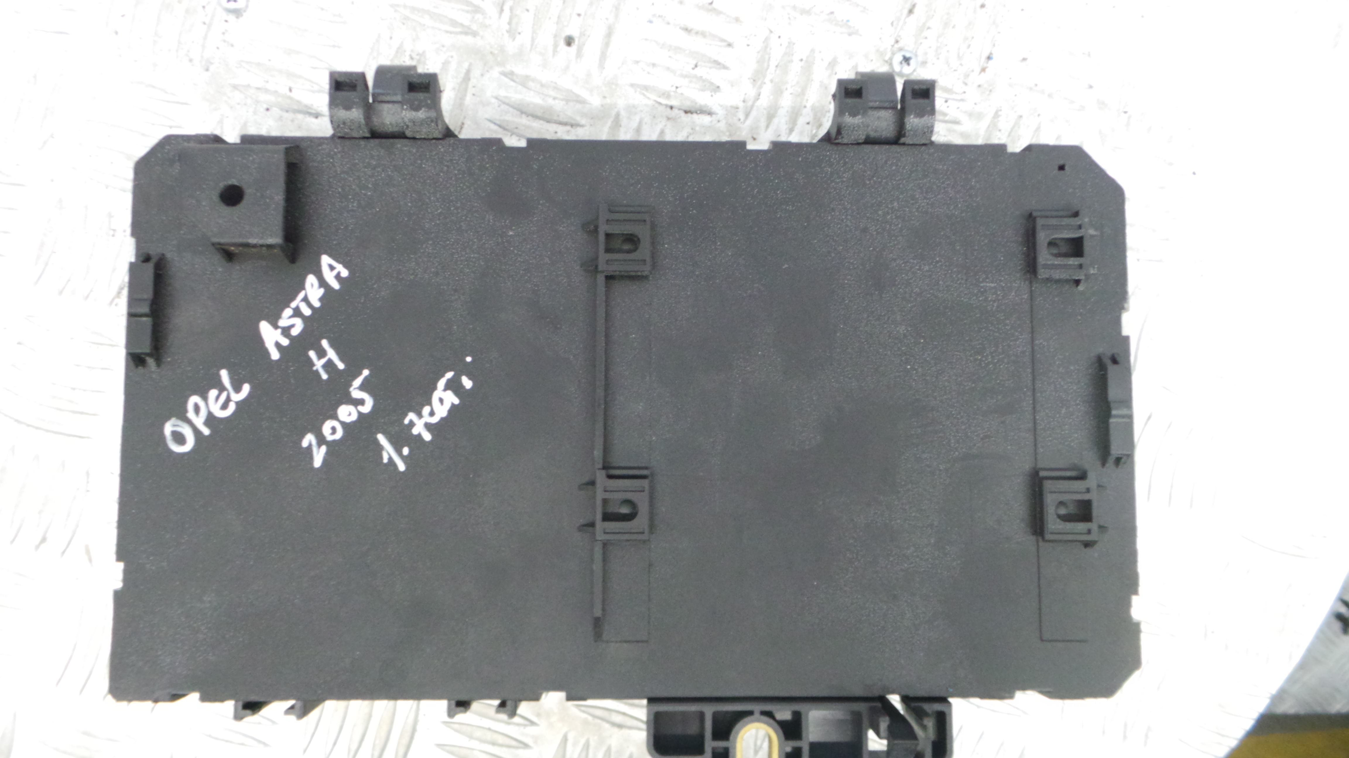Caixa dos Fusíveis / BSI / UCH / SAM 13180775 - OPEL ASTRA H (A04)-33150626